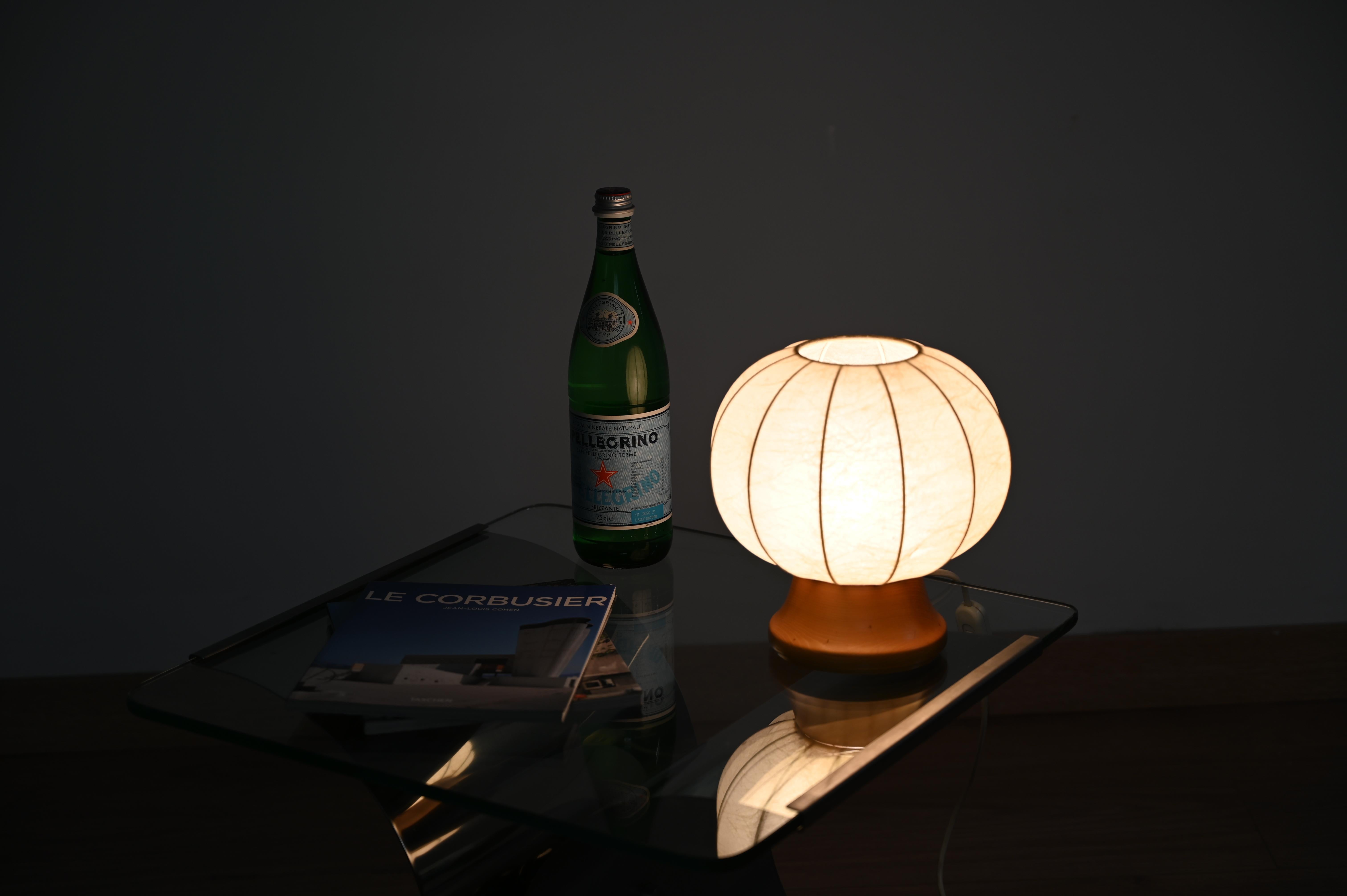 Castiglioni Cocoon Tischlampe mit Oak Wood Sockel, Italien 1960er Jahre (Handgefertigt) im Angebot