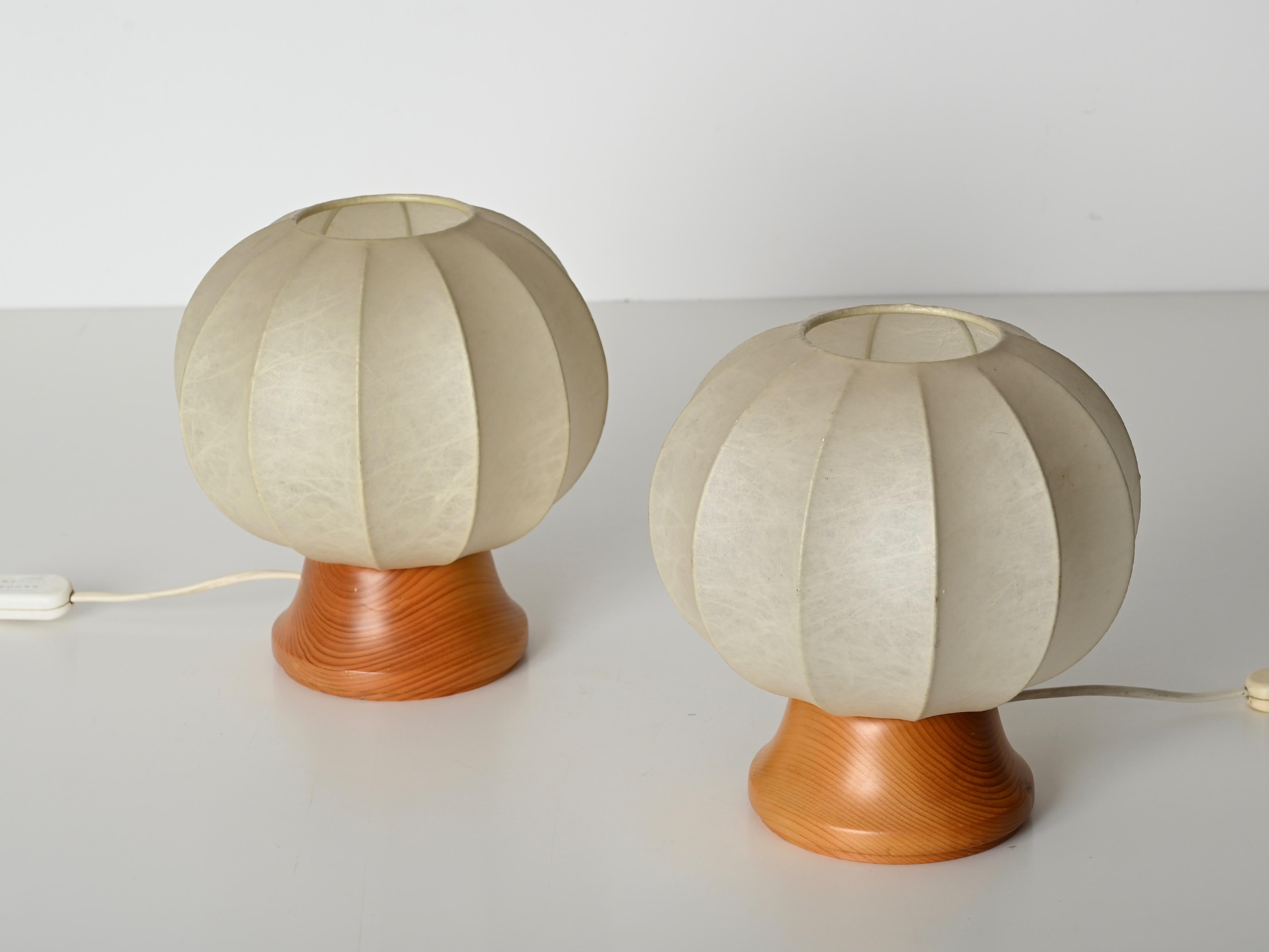Paire de lampes de table cocon de Castiglioni du milieu du siècle dernier avec base en chêne, Italie années 1960 Bon état à Roma, IT