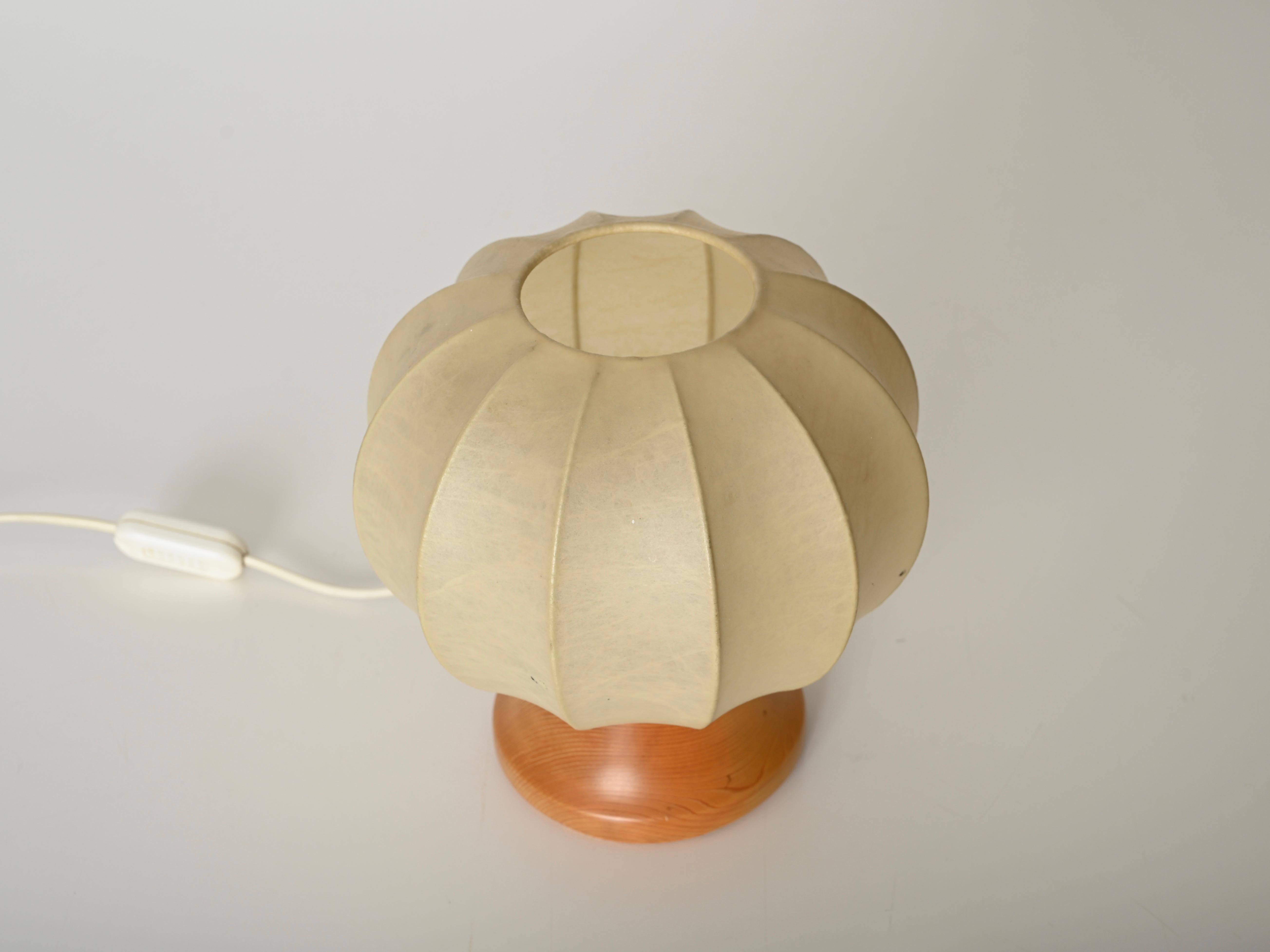 Castiglioni Cocoon Tischlampe mit Oak Wood Sockel, Italien 1960er Jahre (20. Jahrhundert) im Angebot