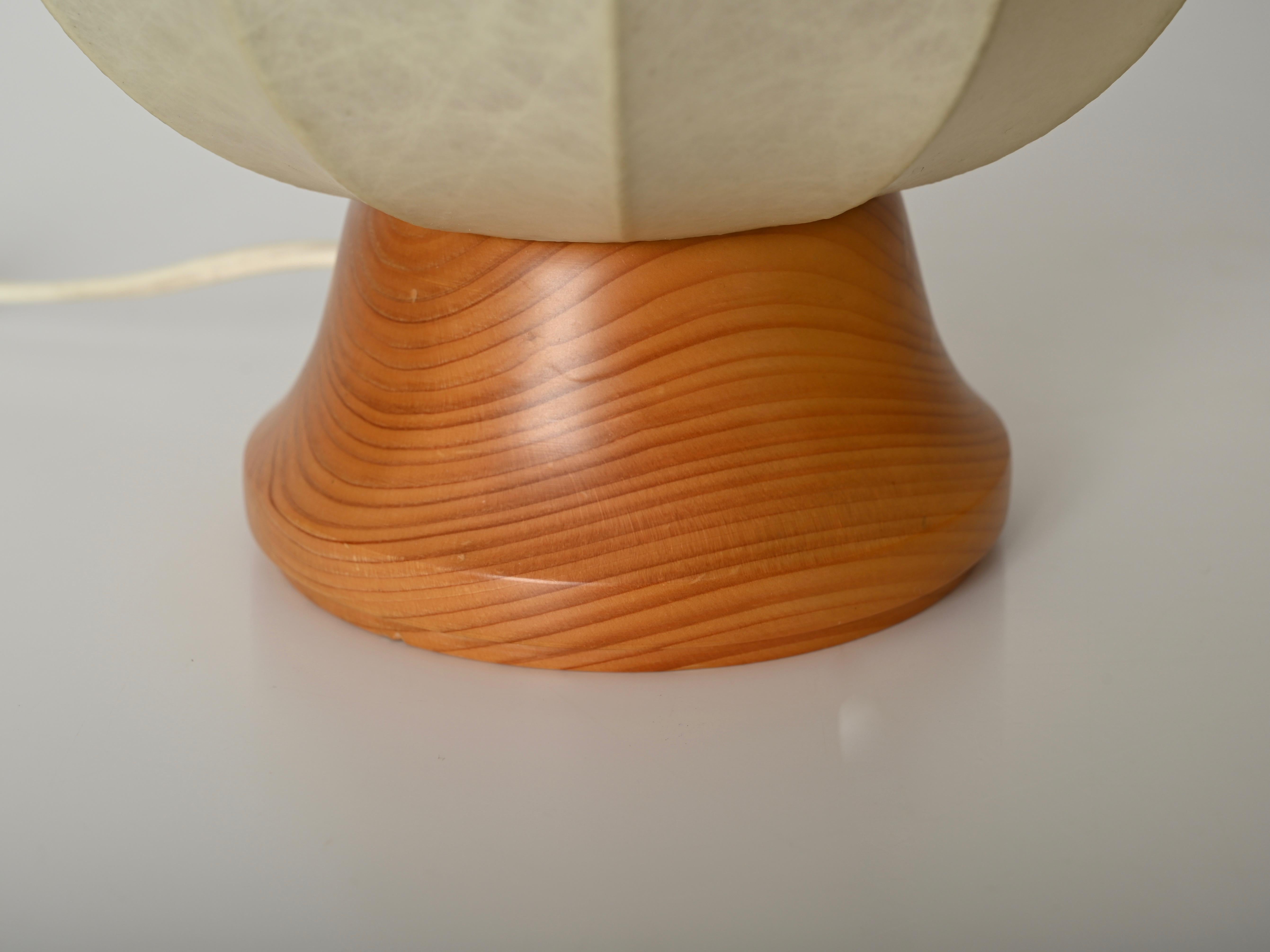 20ième siècle Paire de lampes de table cocon de Castiglioni du milieu du siècle dernier avec base en chêne, Italie années 1960