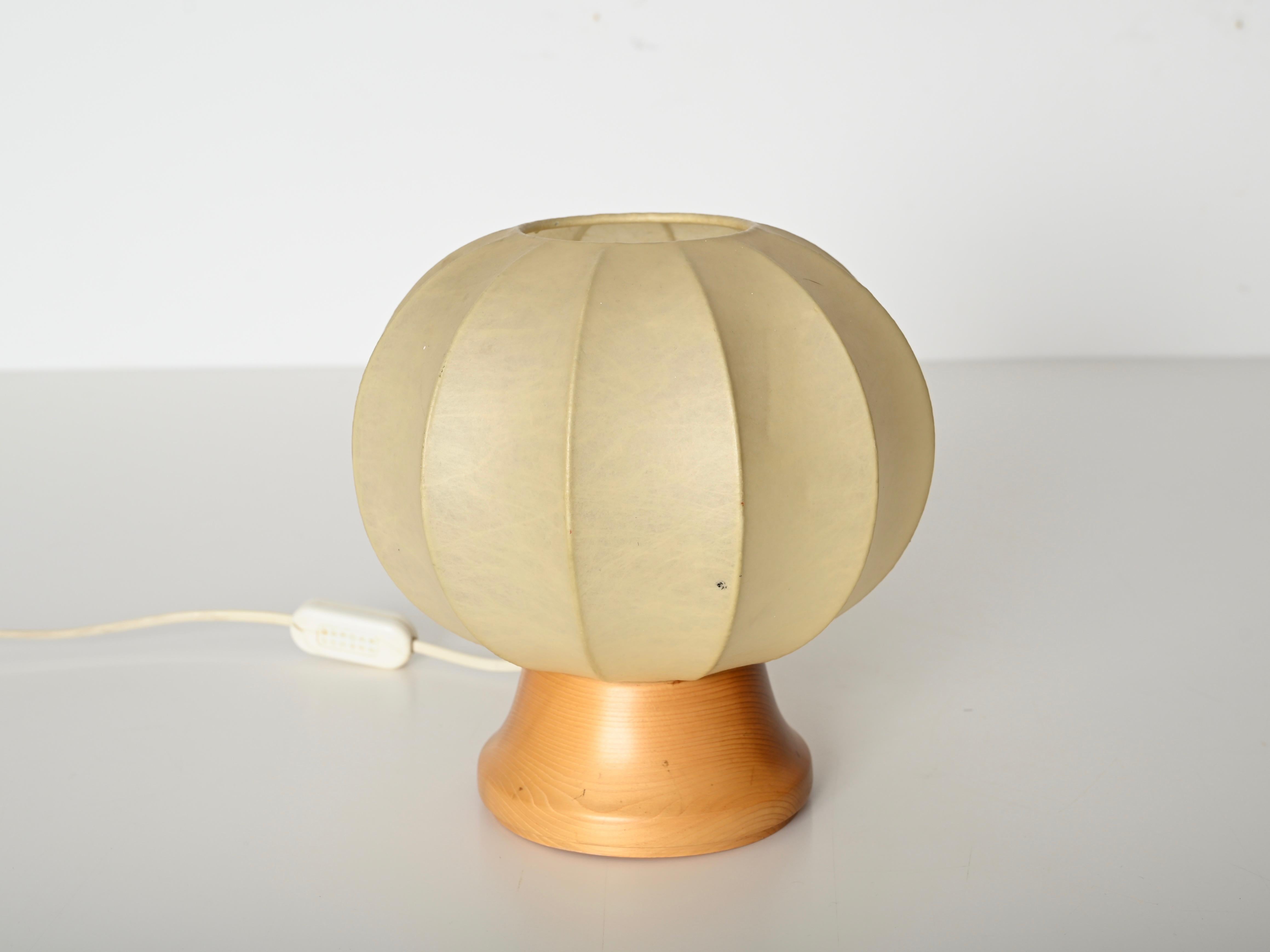 Castiglioni Cocoon Tischlampe mit Oak Wood Sockel, Italien 1960er Jahre (Eichenholz) im Angebot