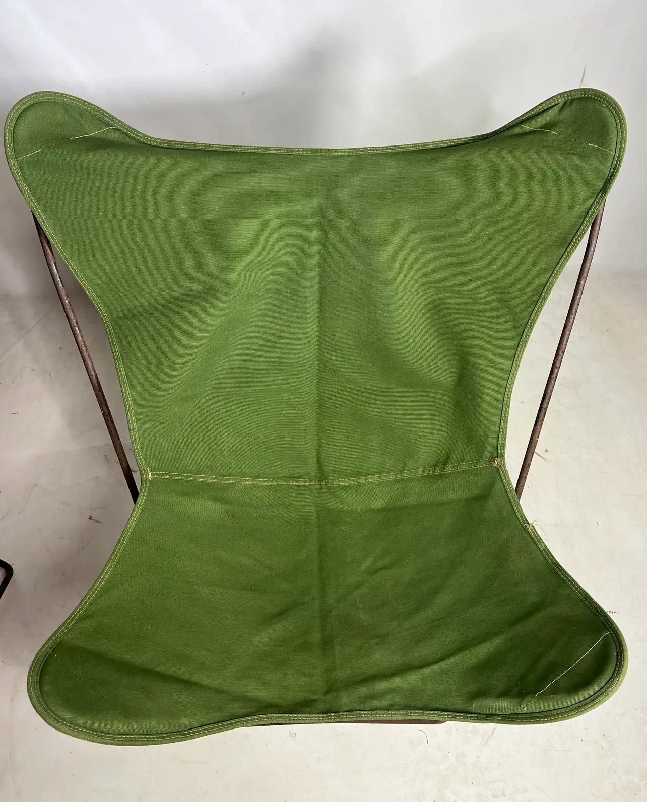 Ti presentiamo un'eccezionale coppia di sedie a farfalla vintage in ghisa con imbracature in tela resistente. Realizzato in ghisa pesante di alta qualità.