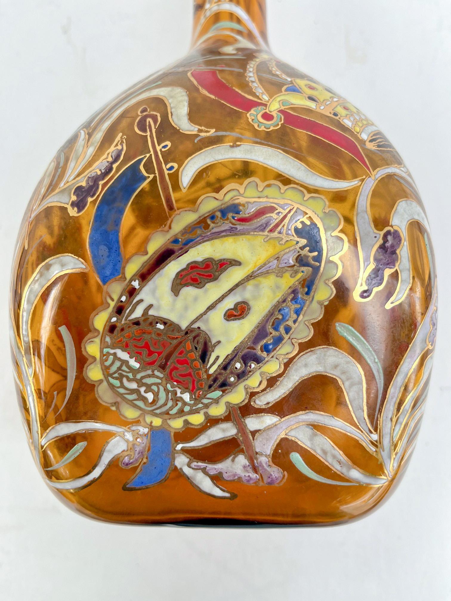 Katalanisches Kunstglas der Jahrhundertmitte mit langem Hals und Vase. (Handbemalt) im Angebot
