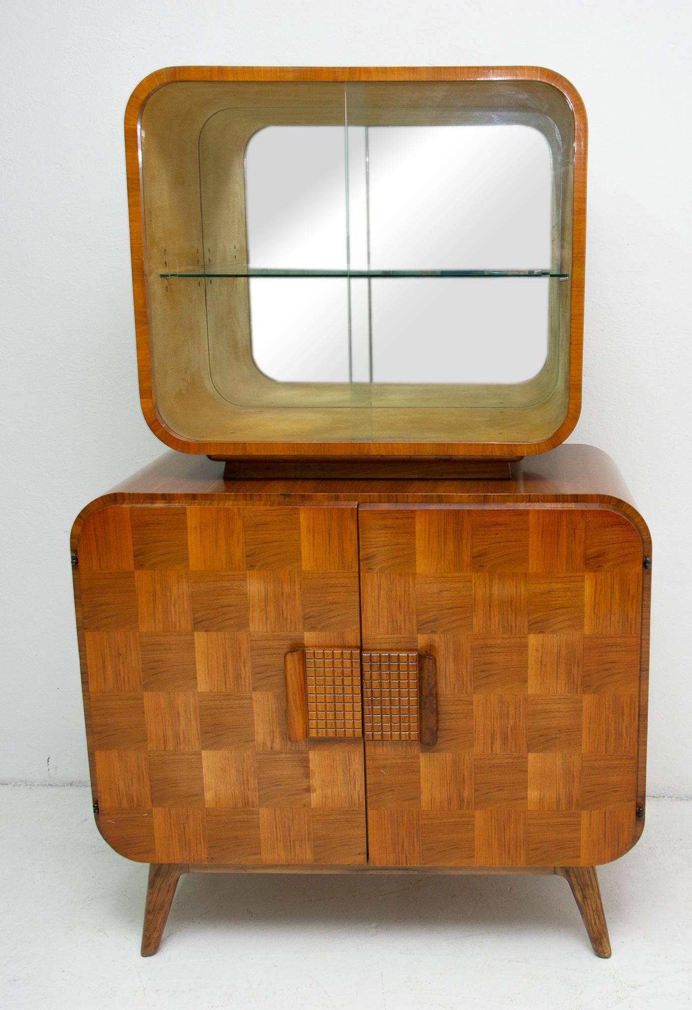 This midcentury display case called “Television” was designed by world-renowned Czechoslovak architect Jindrich Halabala in 1947 and it was manufactured in UP závody Brno in a limited edition for only two years since 1946.
This is an extremely