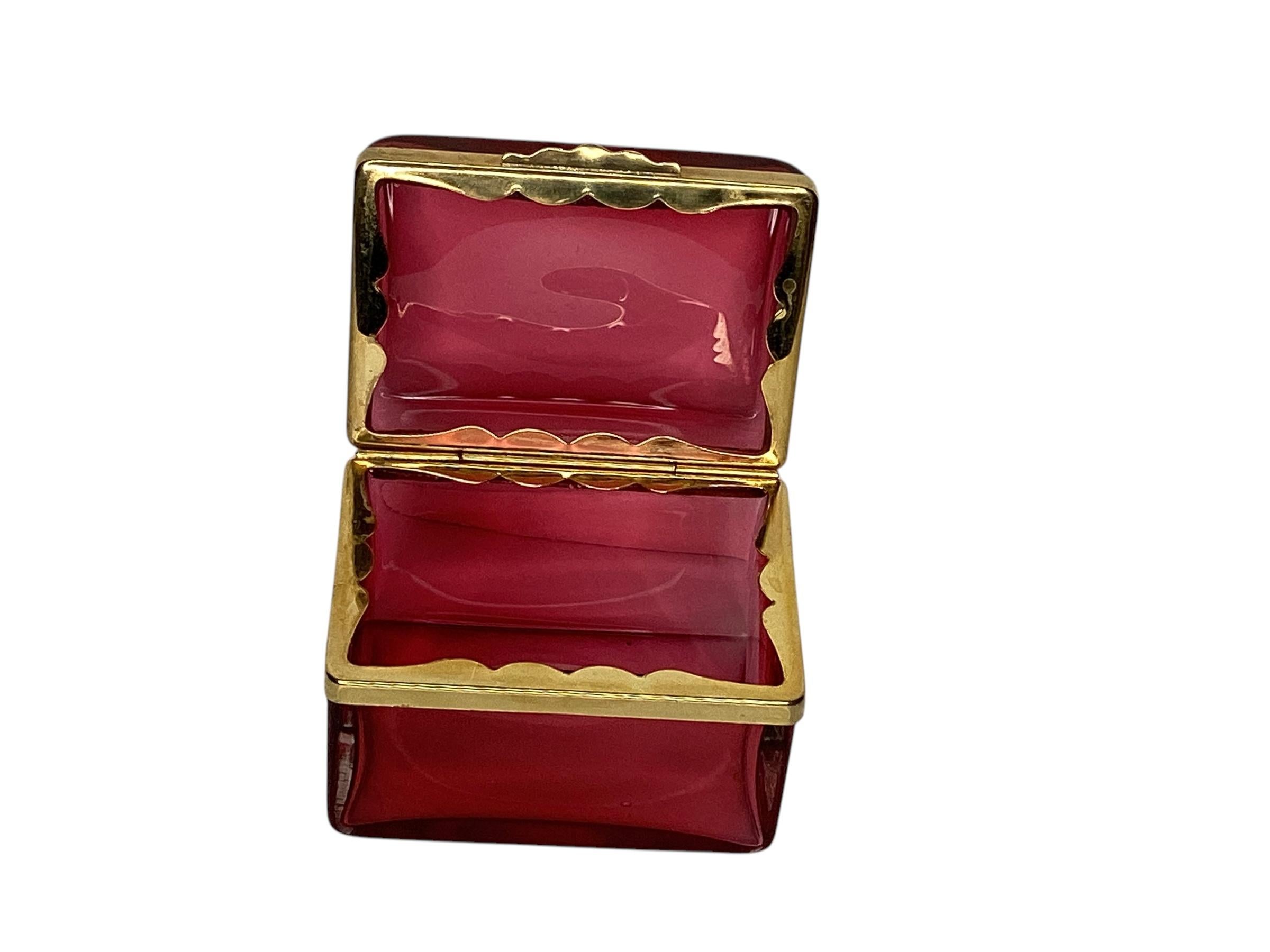 Eccezionale  Scatola in vetro di Murano rosso Cedanese di metà secolo con finiture in ottone dorato.