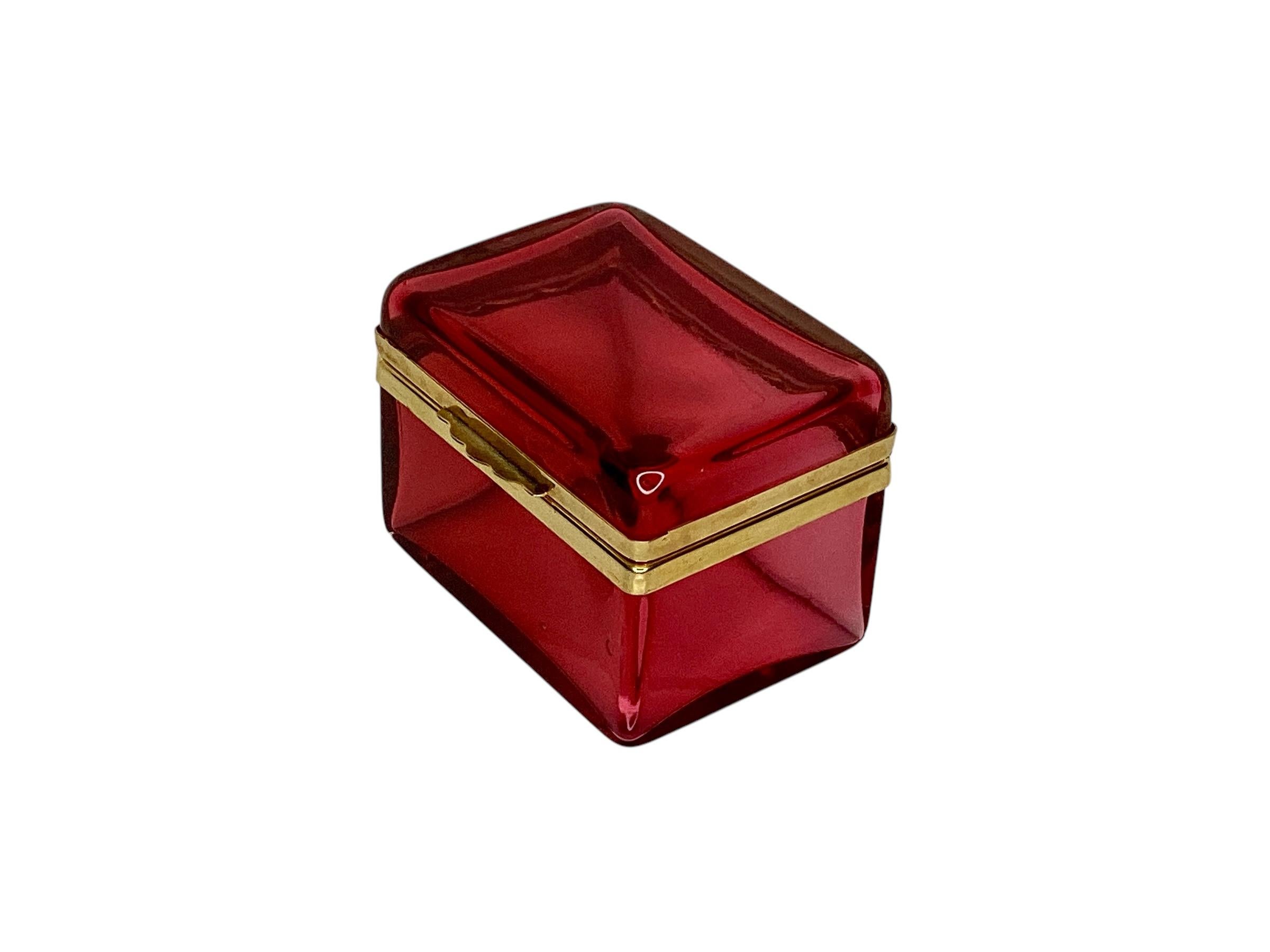 XX secolo Scatola in vetro di Murano rosso Cedanese del metà del secolo scorso con finiture in ottone dorato in vendita