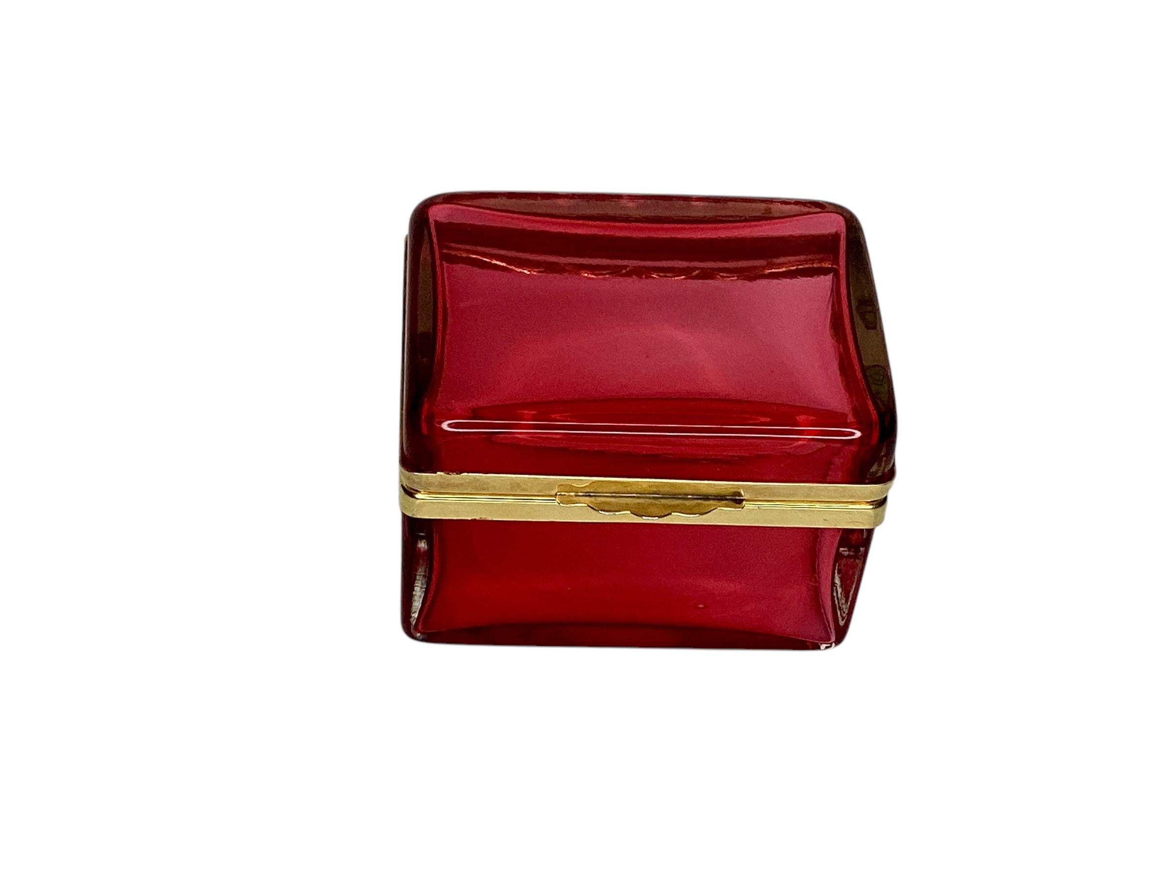 Metallo Scatola in vetro di Murano rosso Cedanese del metà del secolo scorso con finiture in ottone dorato in vendita