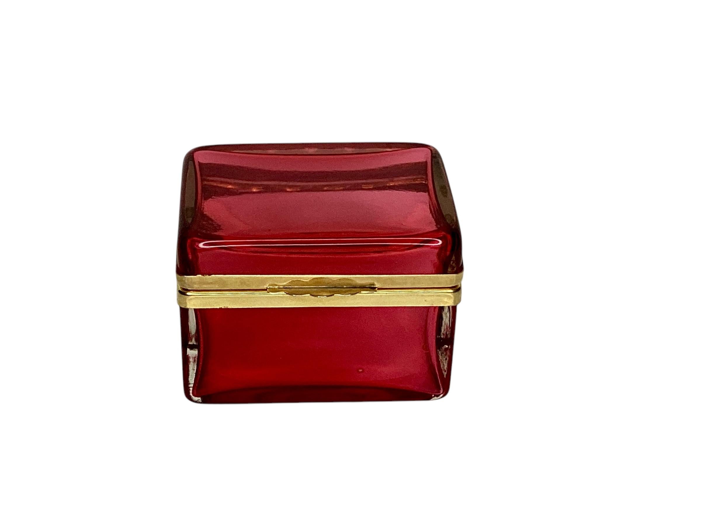 Scatola in vetro di Murano rosso Cedanese del metà del secolo scorso con finiture in ottone dorato in vendita 1
