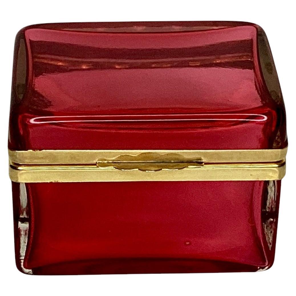 Scatola in vetro di Murano rosso Cedanese del metà del secolo scorso con finiture in ottone dorato in vendita