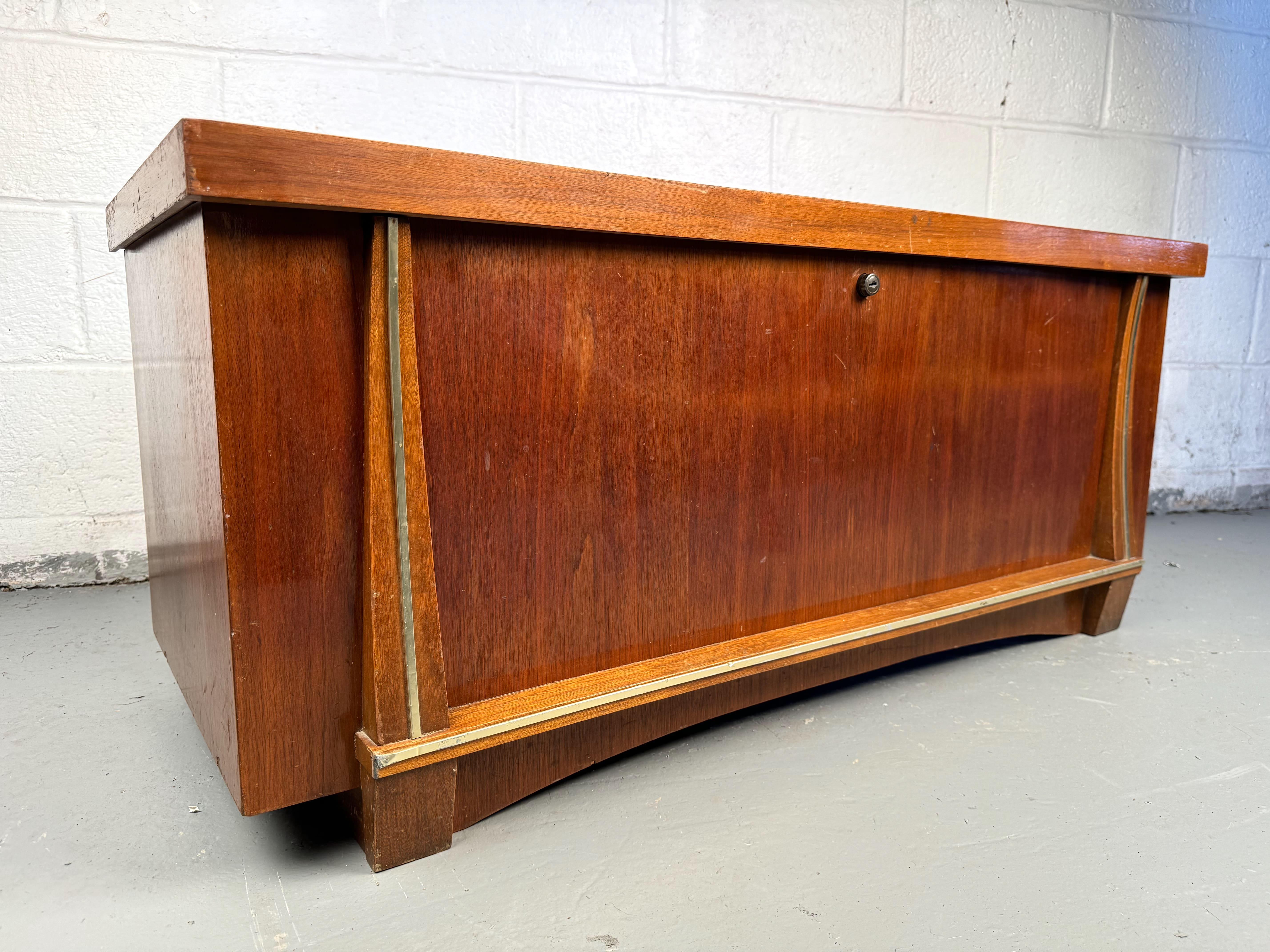 Mid-Century moderno Cassapanca in cedro di metà secolo di Cavalier in vendita