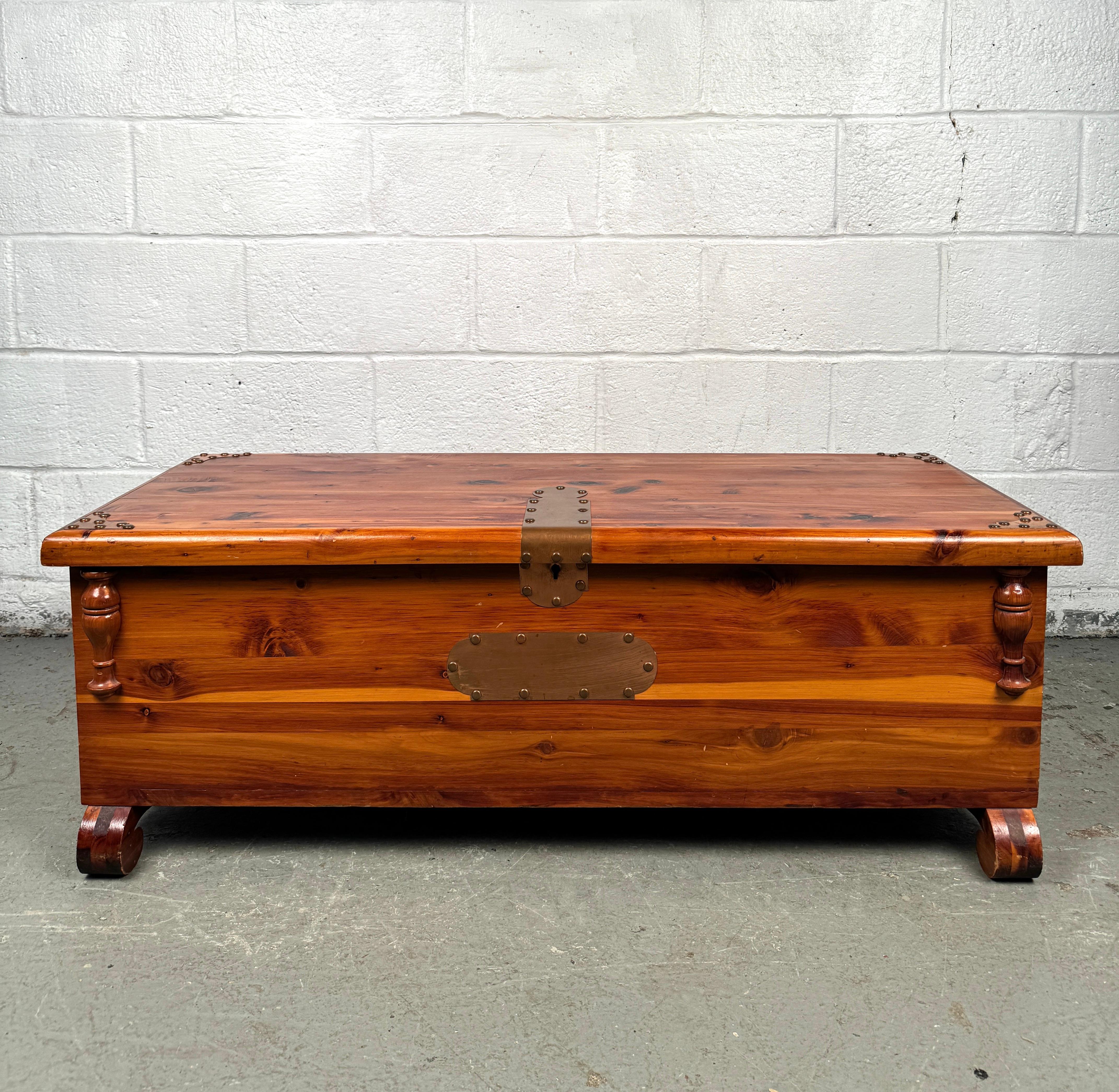 Aggiungi un tocco di raffinatezza di metà secolo al tuo spazio con questa cassapanca in cedro di Jokari. Costruito durante l'epoca d'oro del design, questo mobile cattura le linee pulite e l'eleganza minimalista che definiscono lo stile di metà