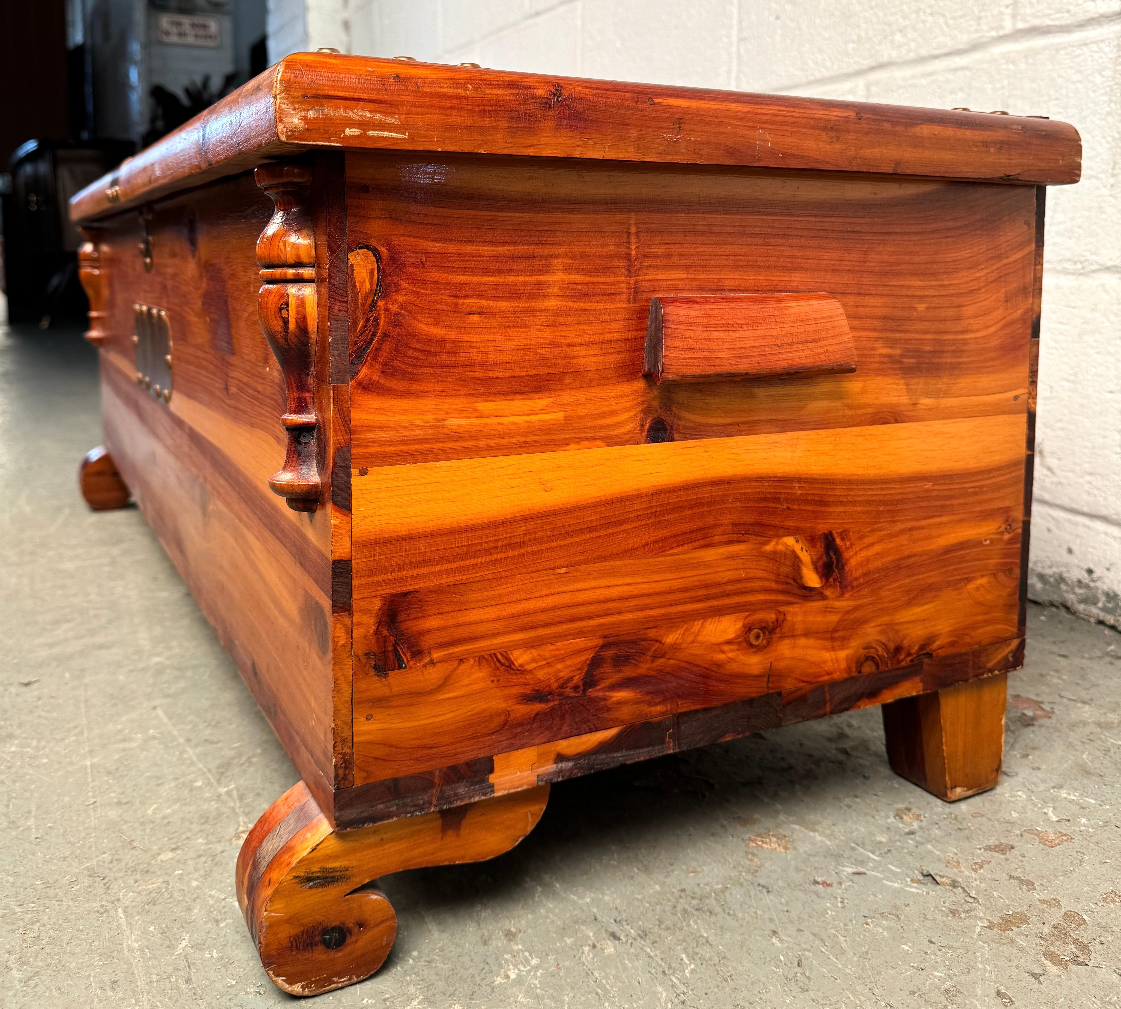 Legno Cassapanca in cedro di metà secolo di Jokari in vendita