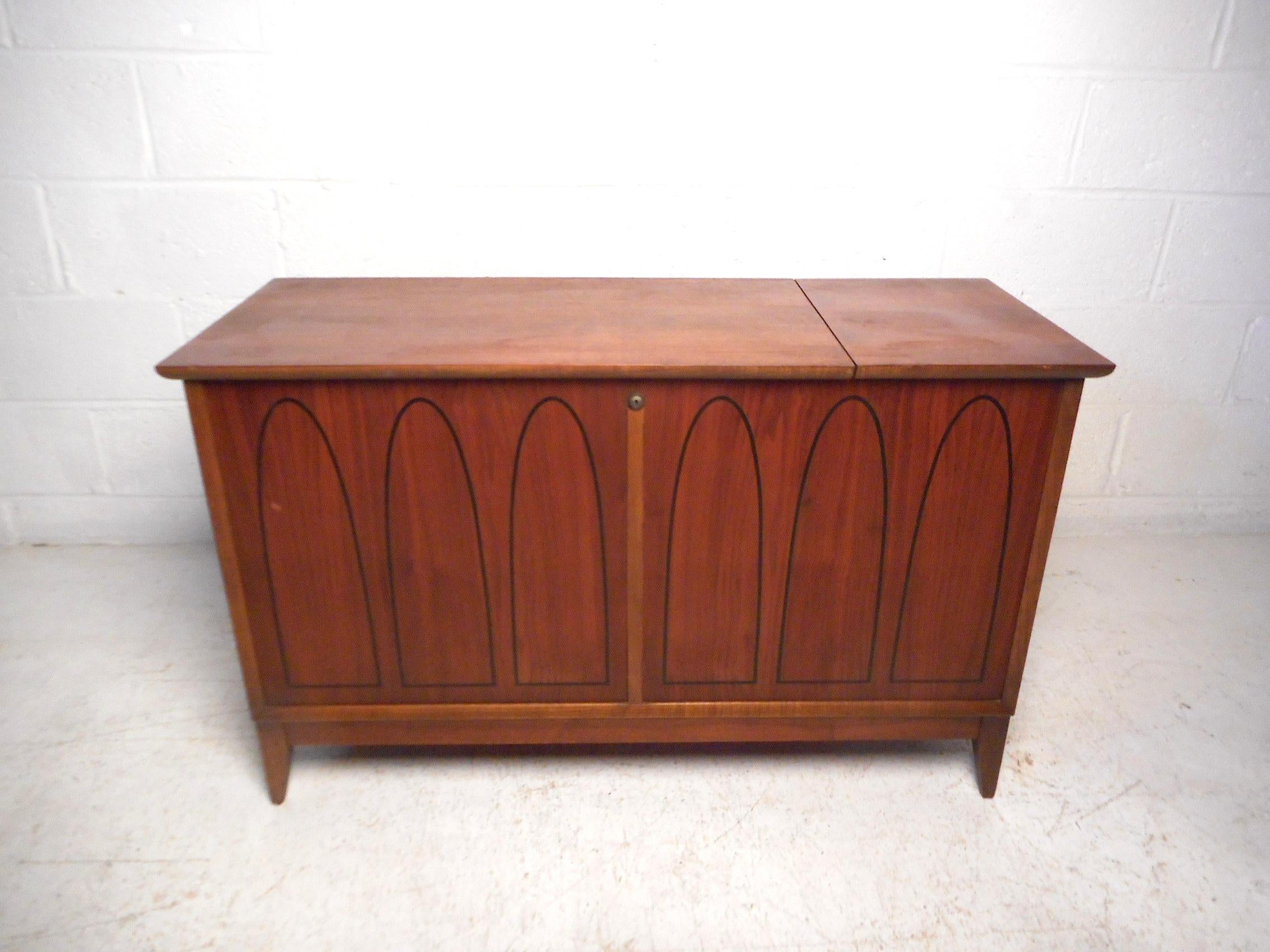 Vintage modern cedar chest by Lane. Sturdy construction, walnut exterior with 