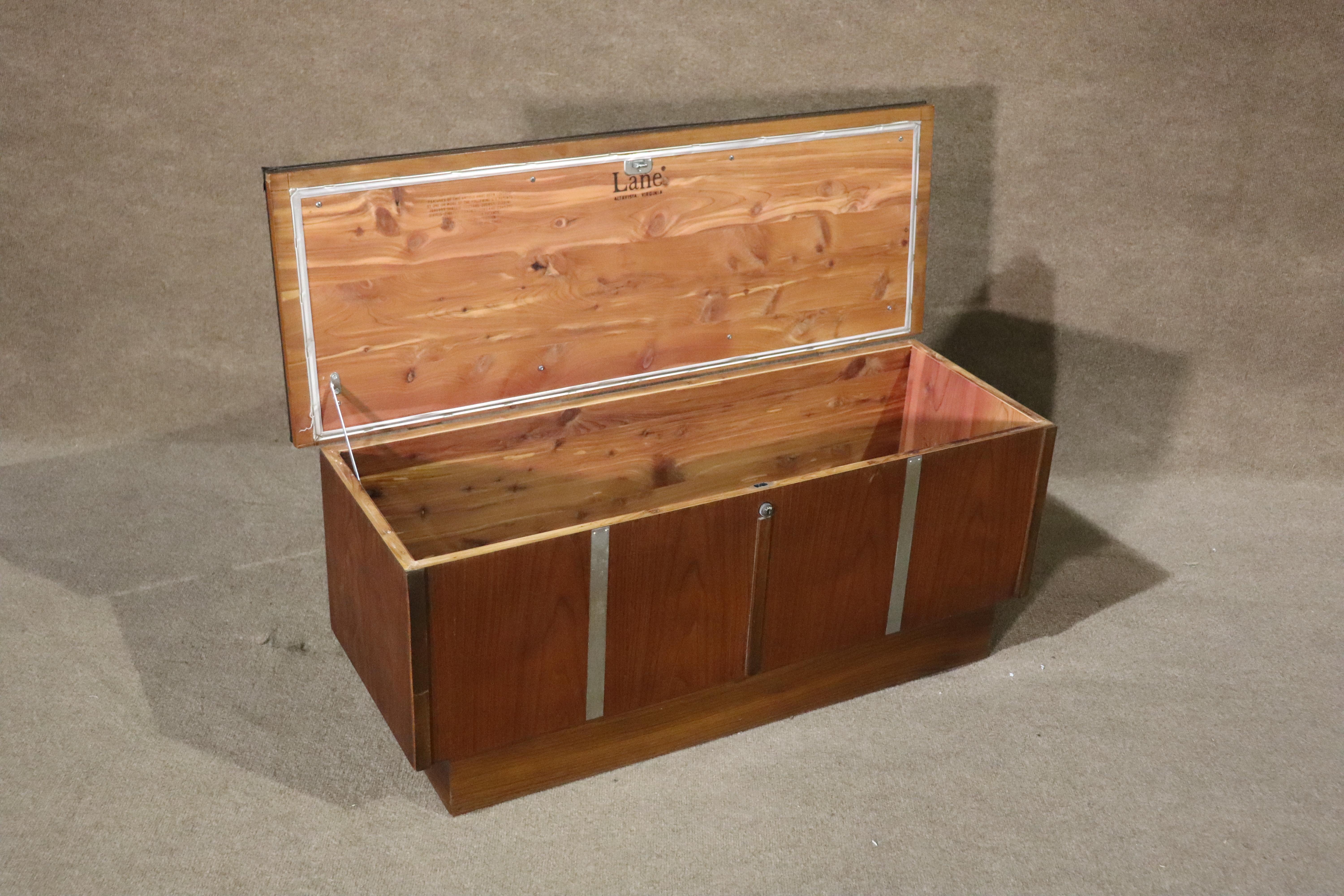 Lane furniture made blanket chest with upholstered bench top. Flip top action with cedar wood lining. Great for storage and seating!
Please confirm location NY or NJ