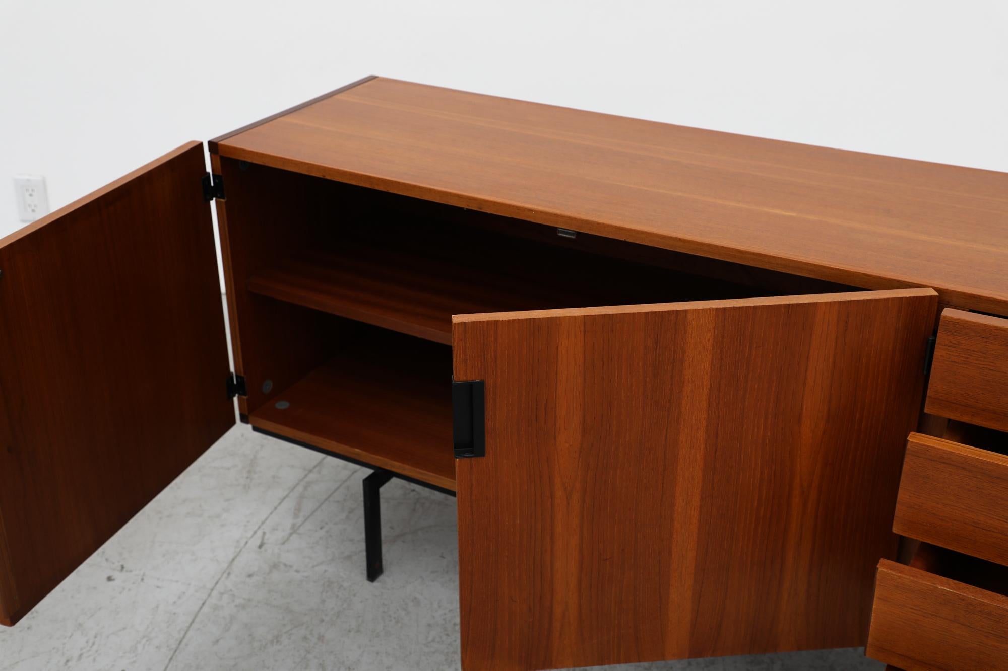 Mid-Century Cees Braakman 'DU04' Japanische Serie Credenza für Pastoe in Teakholz (Mitte des 20. Jahrhunderts) im Angebot