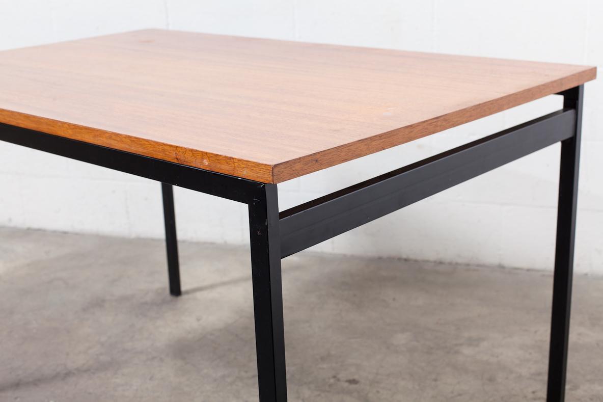Ein hervorragendes Beispiel für die japanische Serie des niederländischen Mid-Century-Designers Cees Braakman für Pastoe. Dieser Tisch hat minimalistische schwarze Metallbeine und eine warm getönte Holzplatte. Kein Blatt. Im Originalzustand mit