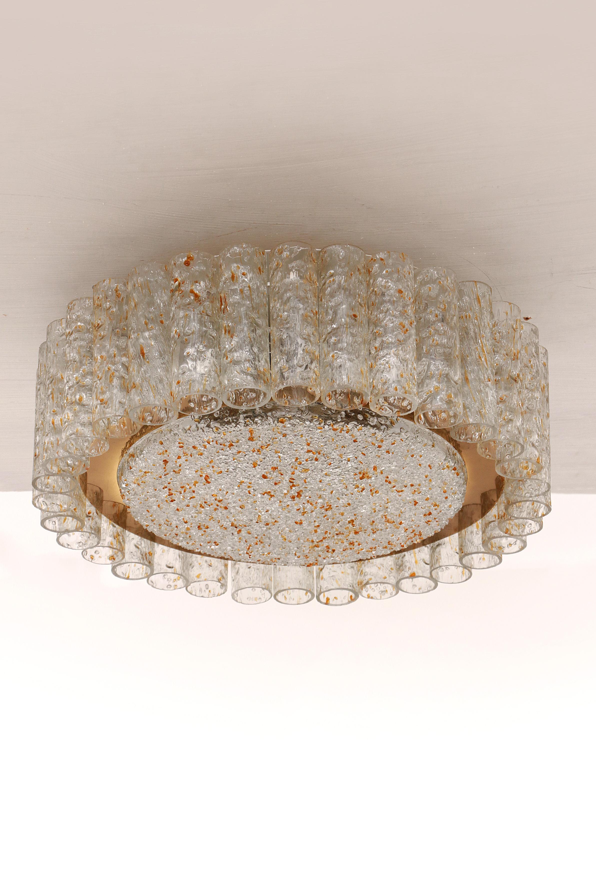 Lampadario da soffitto del Mid-Century di Doria Lichtenwerken


Questo bellissimo lampadario Mid-Century di Doria Lichtenwerken è un pezzo unico degli anni Sessanta. Come dettaglio, i bellissimi punti color oro nel vetro sono rari e forniscono una