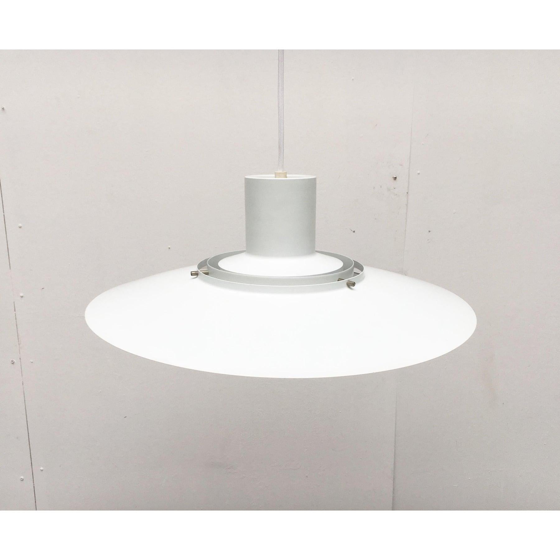 Semplice lampada a sospensione a lamelle del produttore danese Nordisk Solar, disegnata da Jørgen Kastholm & Preben Fabricius negli anni '60. Ecco un vecchio originale di Nordisk Solar e nessuna replica attuale.

Design minimalista e attenzione ai
