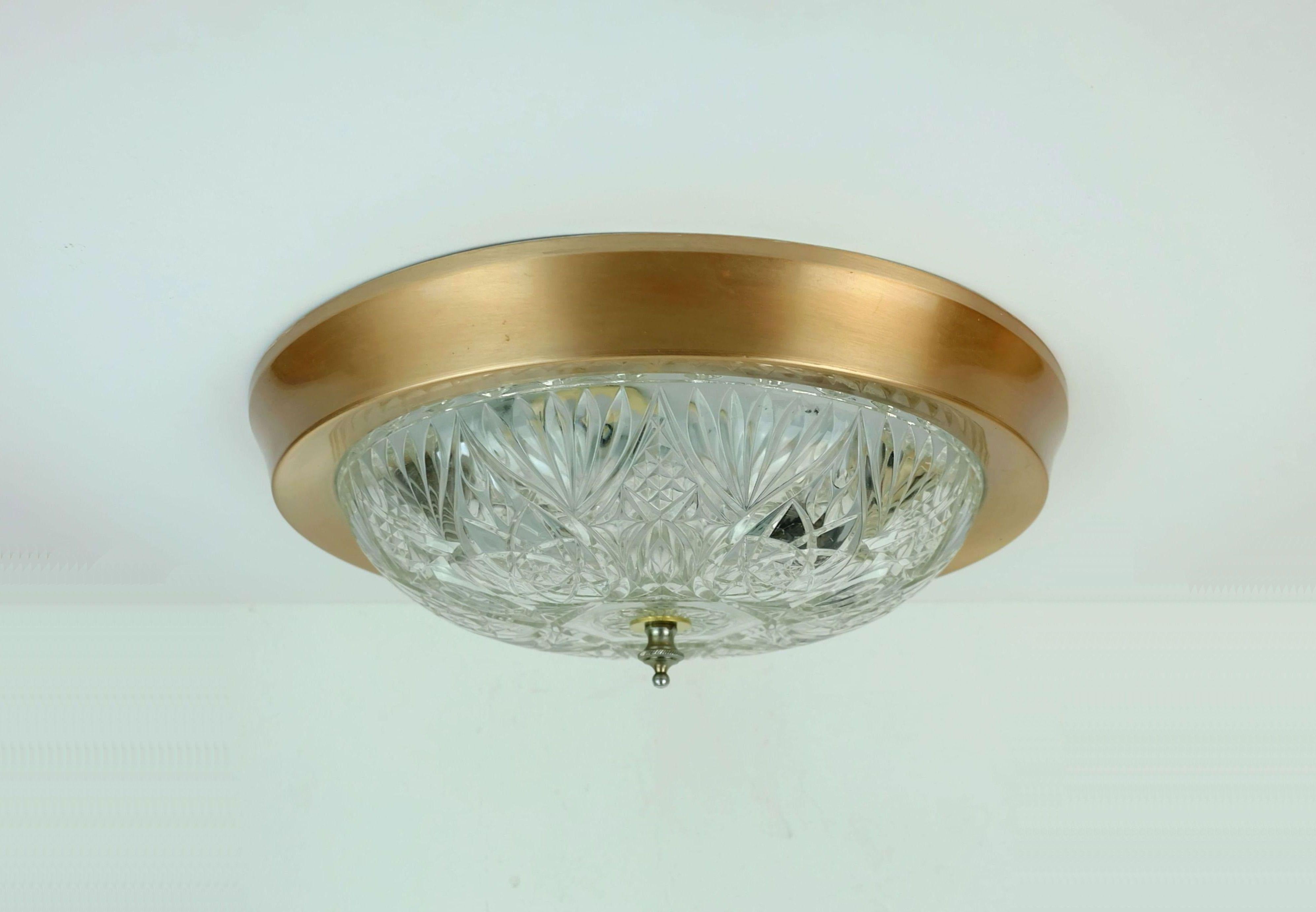 Elegant plafonnier vintage fabriqué dans les années 1970. Sans étiquette du fabricant, ces lampes ont été fabriquées par différentes sociétés, par exemple. Soelken, Limburg ou Schroeder-Leuchten. La base est en aluminium, qui est peint en blanc au