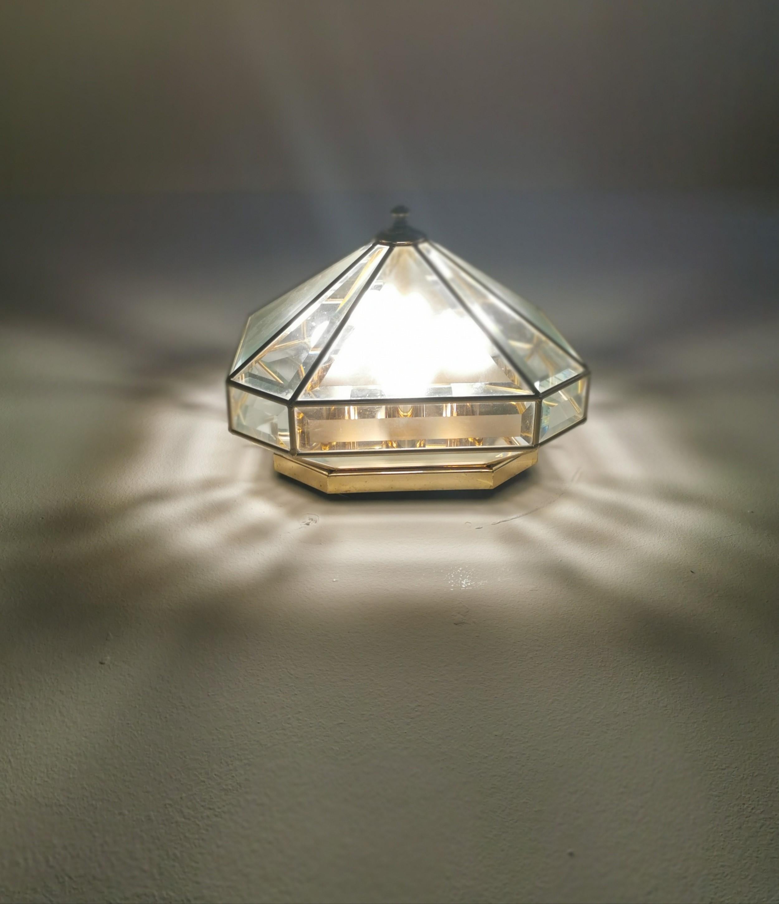 Mid-century ceiling lamp in brass and beveled and partially sandblasted glass. All this gives a geometric figure effect at 4 lightbulbs, Italian production, 1970s.



Note: We try to offer our customers an excellent service even in shipments all