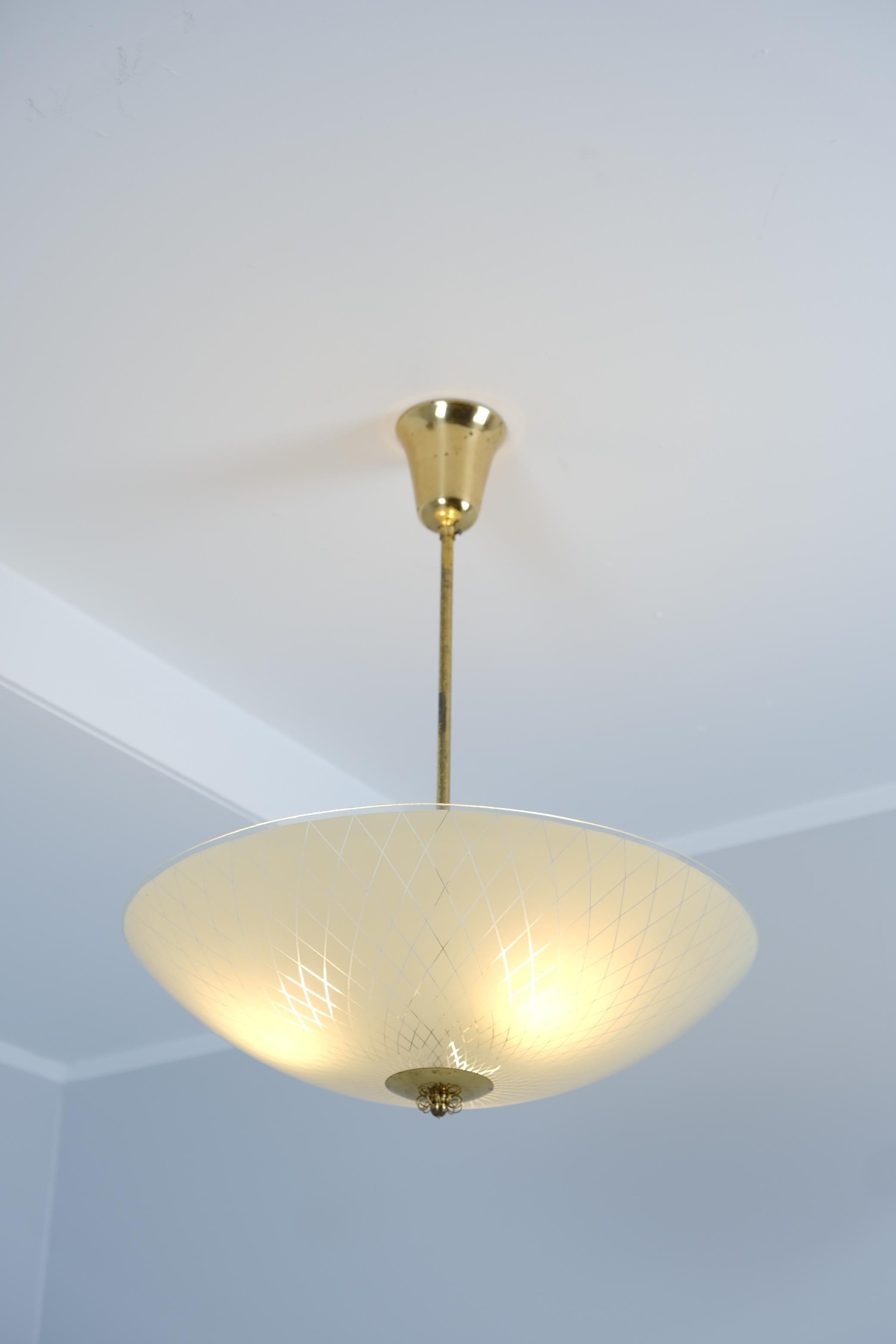 Lampada da soffitto di metà secolo in ottone e vetro acidato, Lasipaino Oy, Finlandia 1950s In condizioni buone in vendita a Helsinki, FI