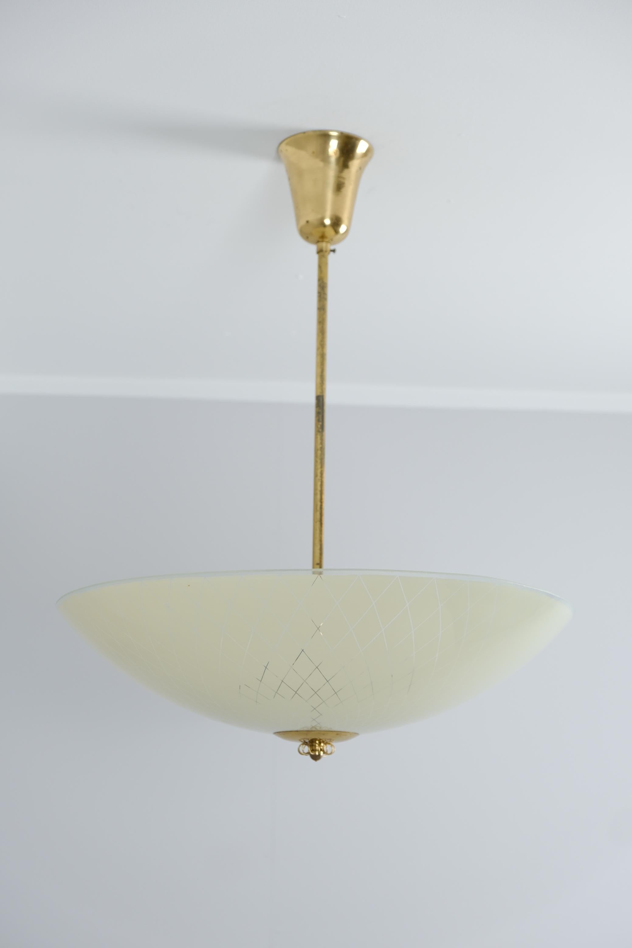 Una bellissima e delicata lampada a sospensione finlandese di metà secolo, realizzata dai produttori finlandesi di illuminazione di metà secolo Lasipaino Oy. La lampada è timbrata dal produttore e le condizioni generali sono buone. L'immagine