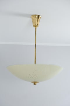 Deckenleuchte im Mid-Century-Stil aus Messing und geätztem Glas, Lasipaino Oy, Finnland, 1950er Jahre