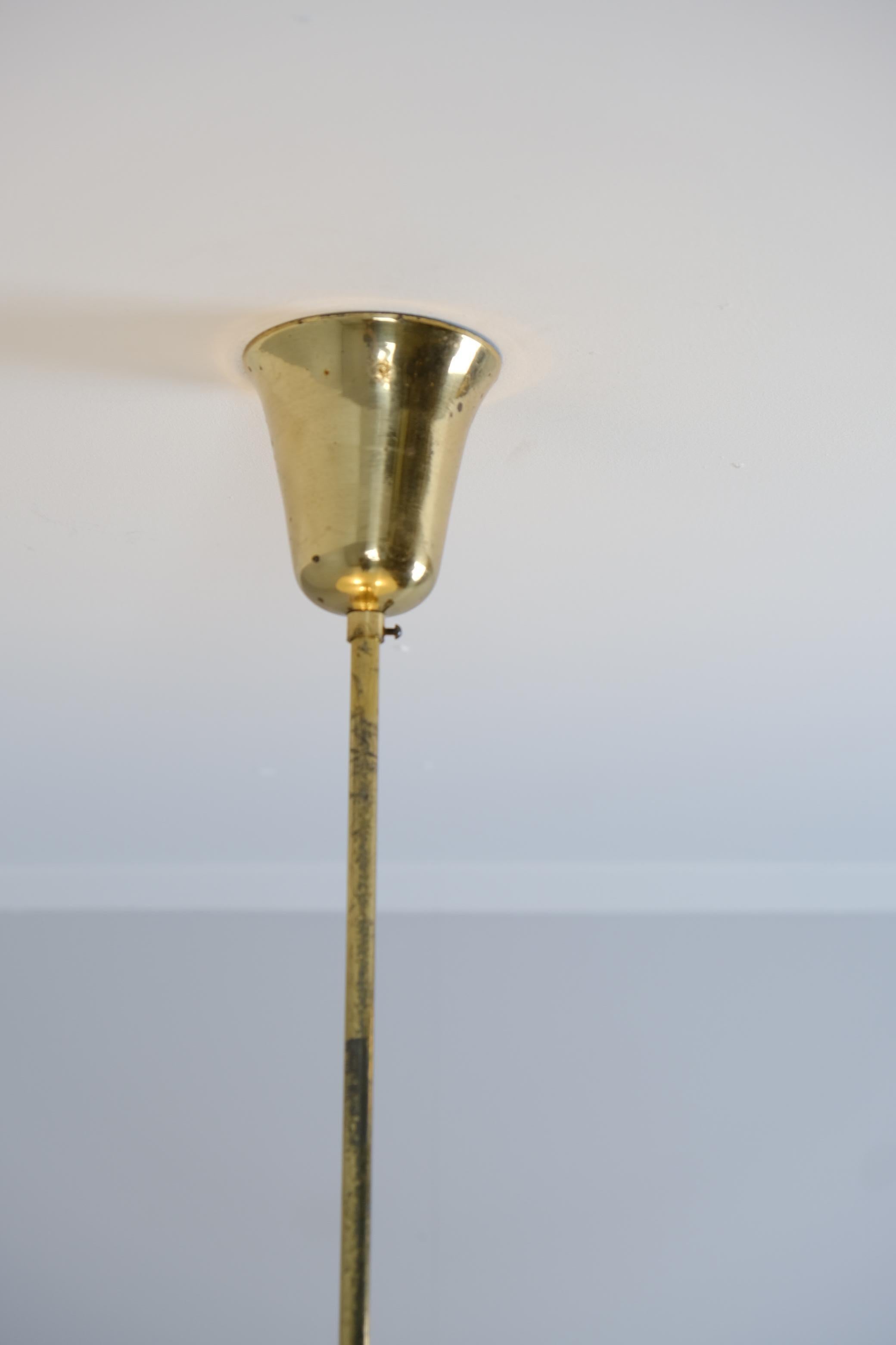Metà XX secolo Lampada da soffitto di metà secolo in ottone e vetro acidato, Lasipaino Oy, Finlandia 1950s in vendita