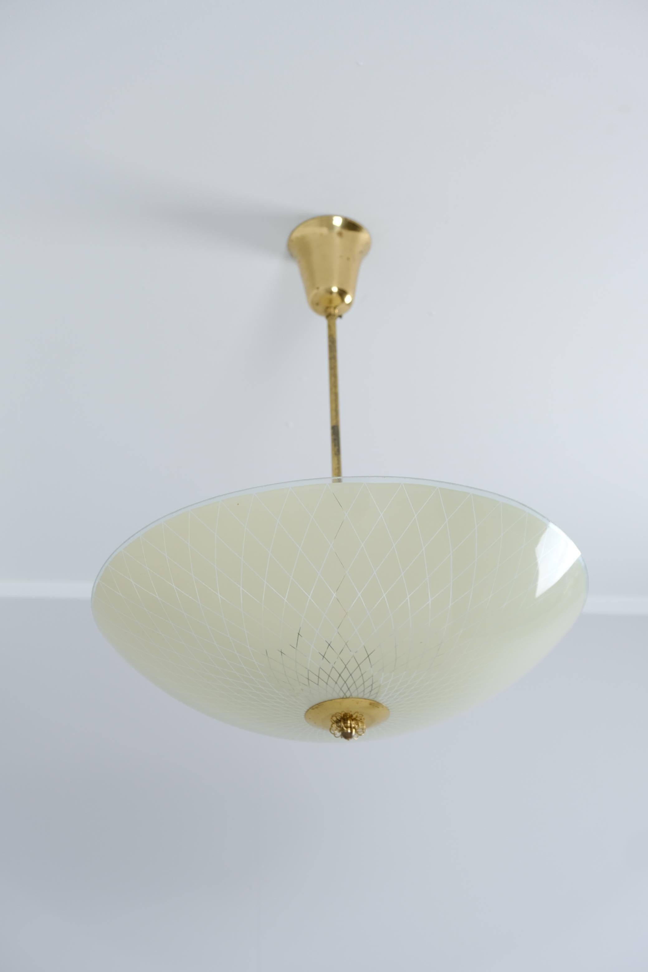 Mid-Century moderno Lampada da soffitto di metà secolo in ottone e vetro acidato, Lasipaino Oy, Finlandia 1950s in vendita