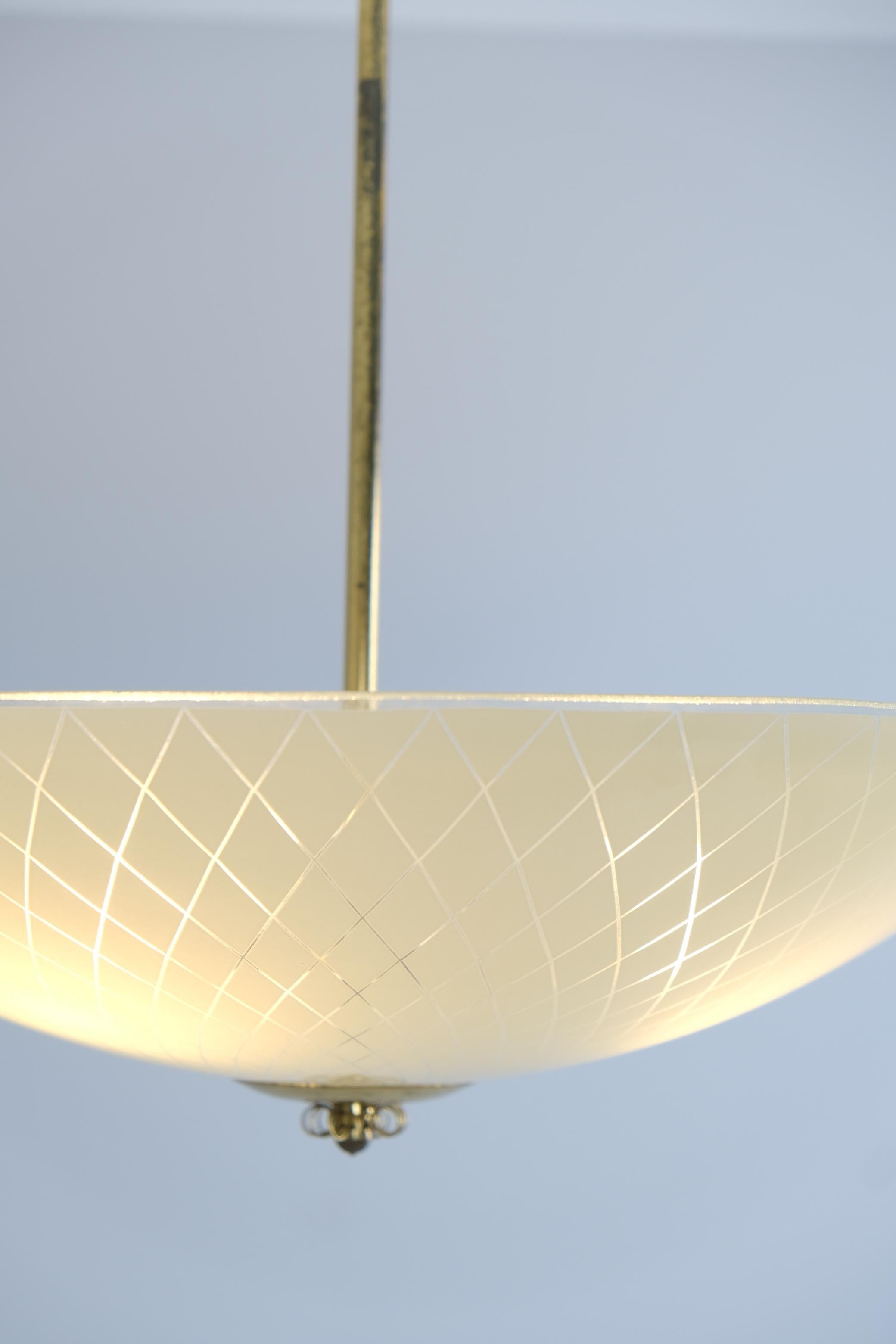 Ottone Lampada da soffitto di metà secolo in ottone e vetro acidato, Lasipaino Oy, Finlandia 1950s in vendita