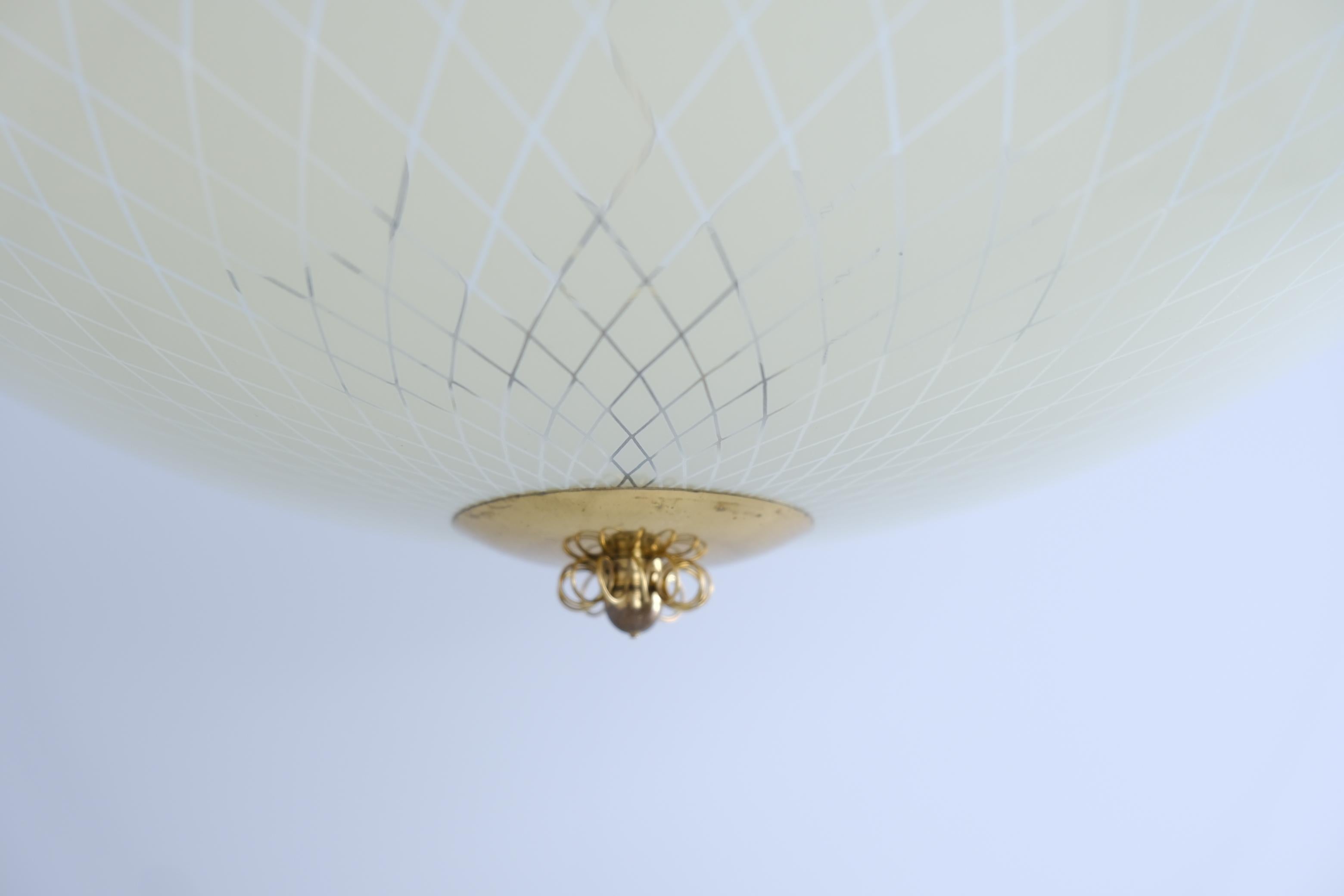 Finlandese Lampada da soffitto di metà secolo in ottone e vetro acidato, Lasipaino Oy, Finlandia 1950s in vendita