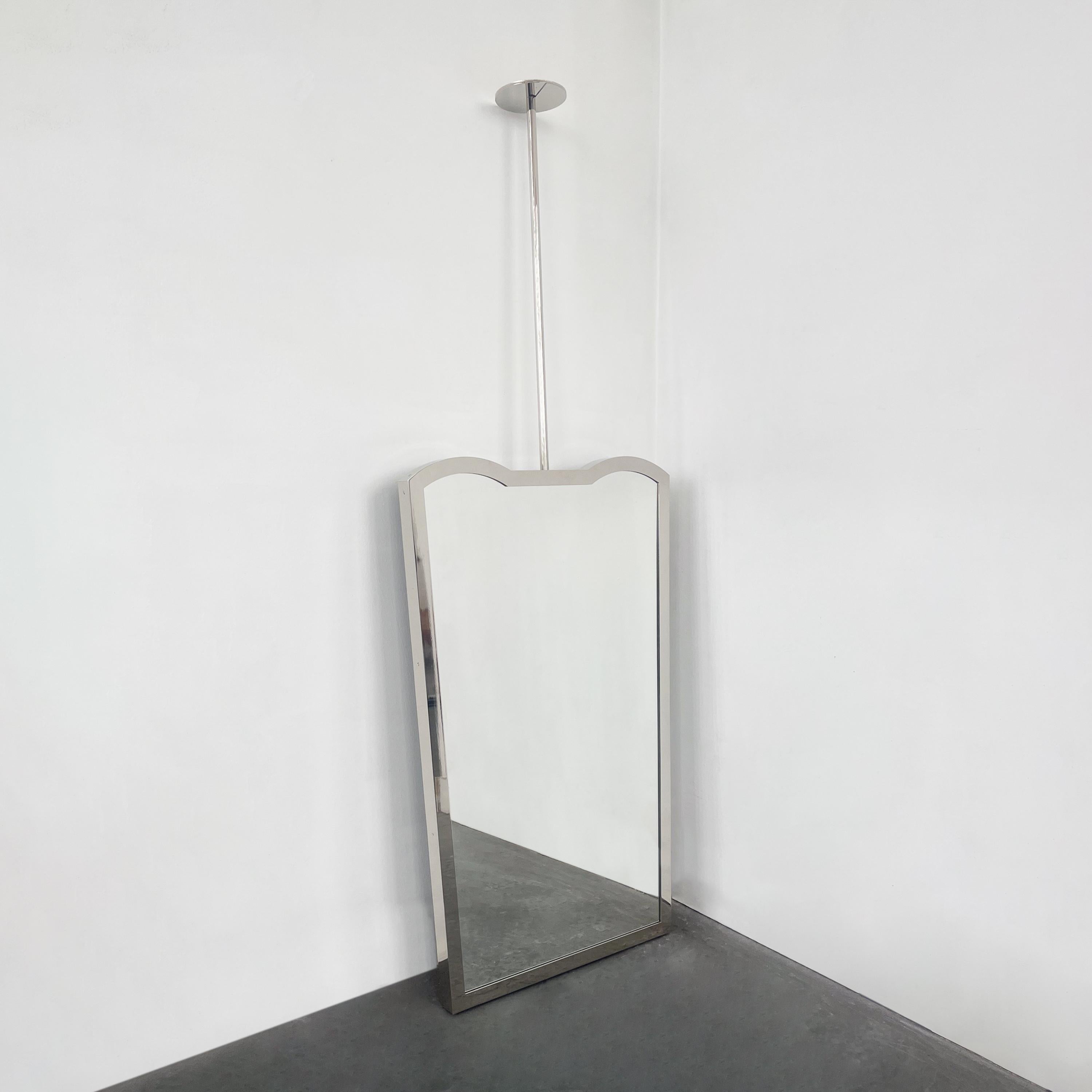 Eleganter, von der Decke abgehängter Spiegel der Serie Vintage Three mit hochwertigem, vernickeltem Rahmen, inspiriert von der berühmten Arbeit des italienischen Designers Gio Ponti. Die Details und die Verarbeitung, einschließlich der sichtbaren
