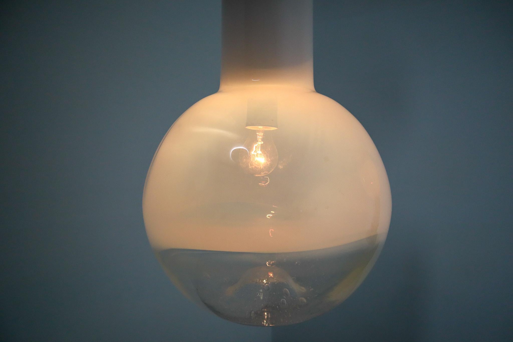 Lampada da soffitto-tavolo del Medioevo con base in ottone patinato e vetro artistico, anni '60 In condizioni buone in vendita a Almelo, NL