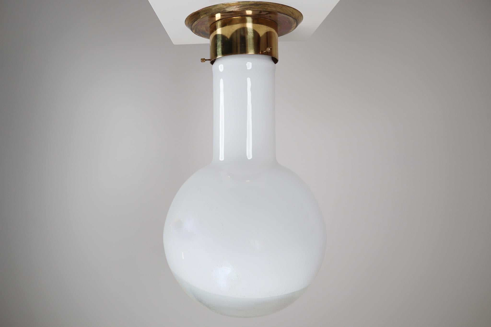 Metà XX secolo Lampada da soffitto-tavolo del Medioevo con base in ottone patinato e vetro artistico, anni '60 in vendita