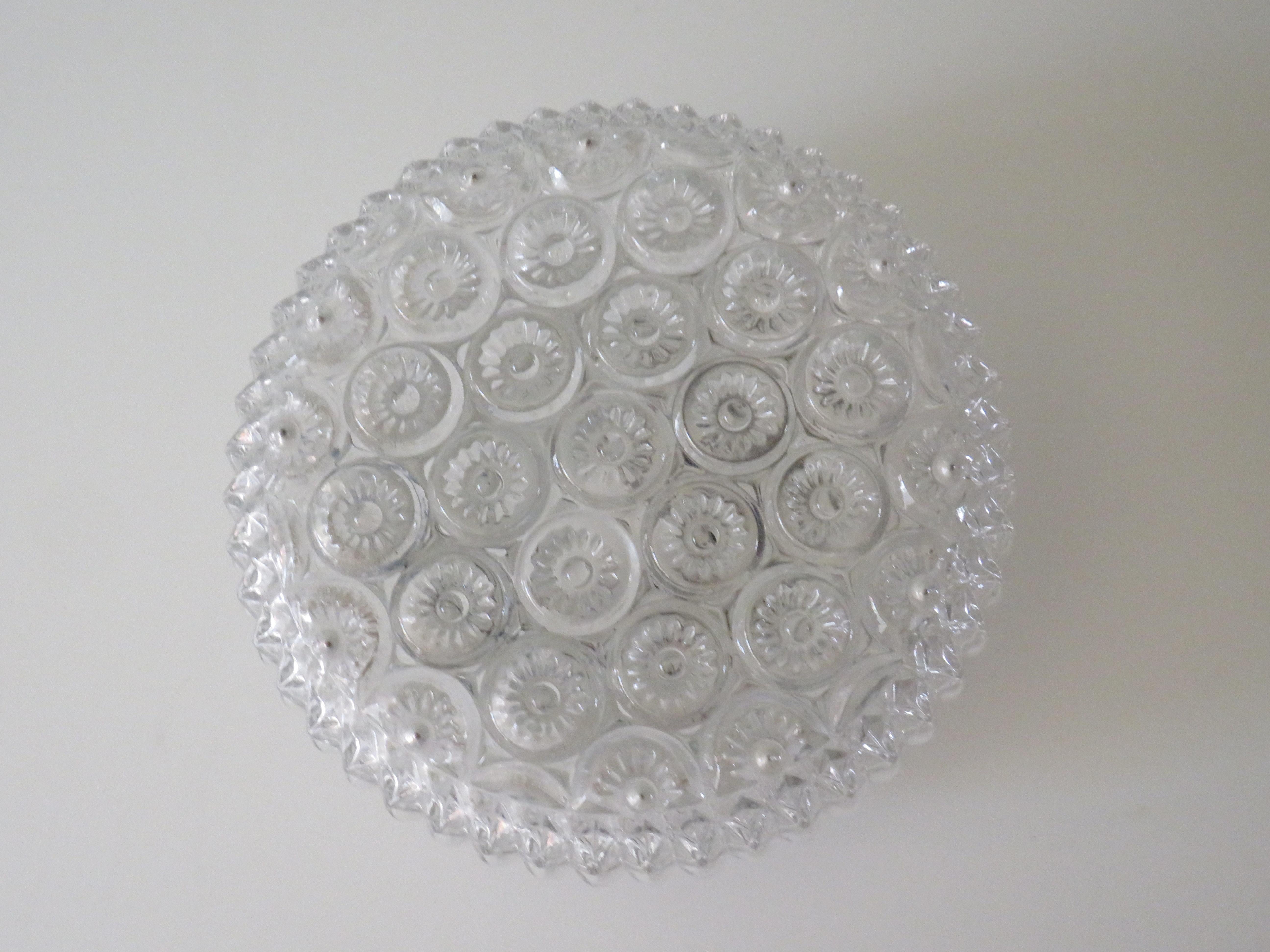 Round ceiling- wall lamp with daisy motif.
The diameter of the lamp is 24 cm and the height is 9.5 cm. The lamp is equipped with 1 E 27 fitting and the wall or ceiling mounting plate.
The lamp gives a super nice light.