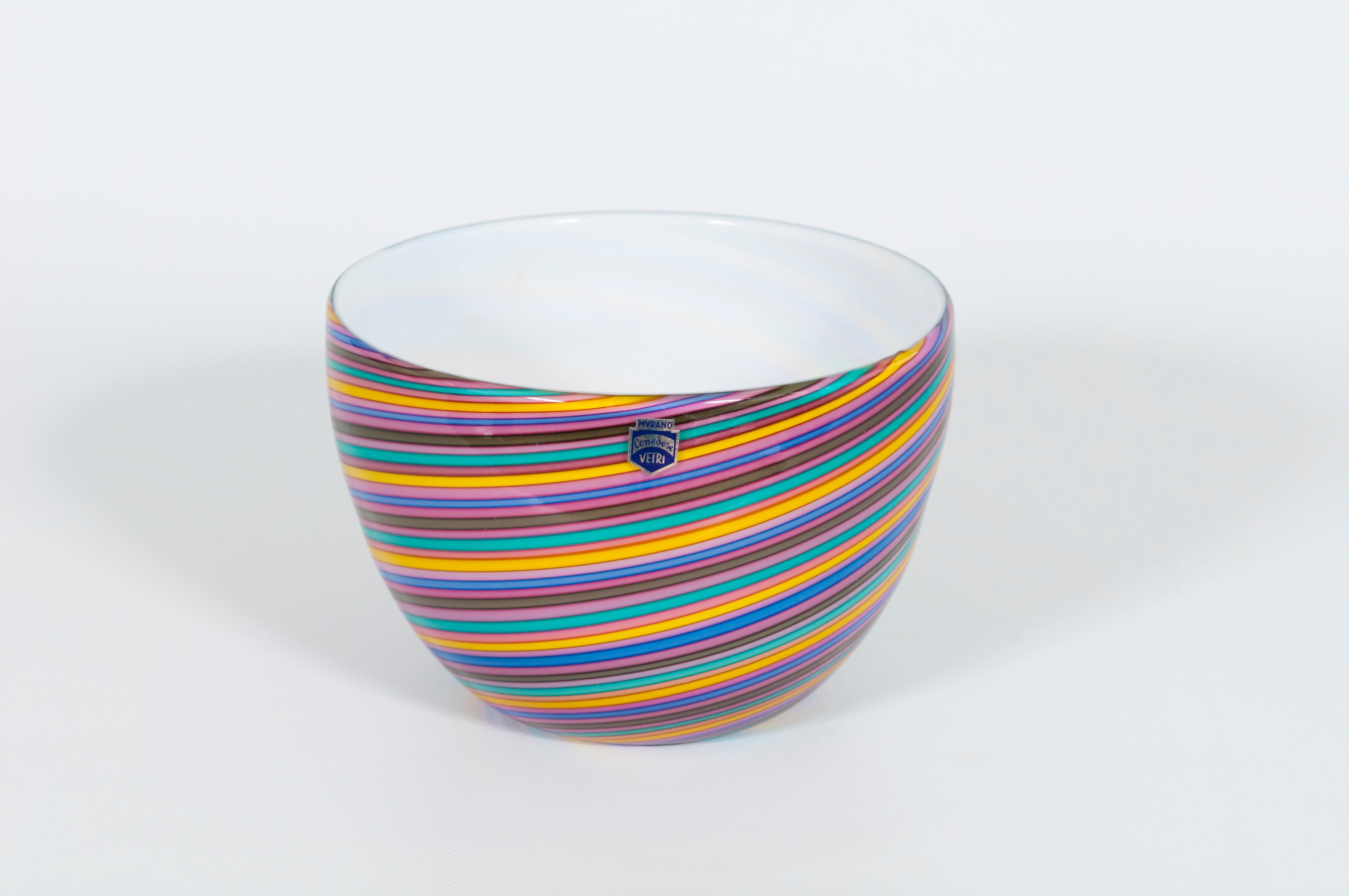 Oggetto di straordinaria raffinatezza, questa magnifica coppa in vetro artistico è la quintessenza del design veneziano del dopoguerra. Proveniente dalle storiche fornaci di Cenedese Vetri a Murano, Venezia, intorno al 1960, questo pezzo rappresenta