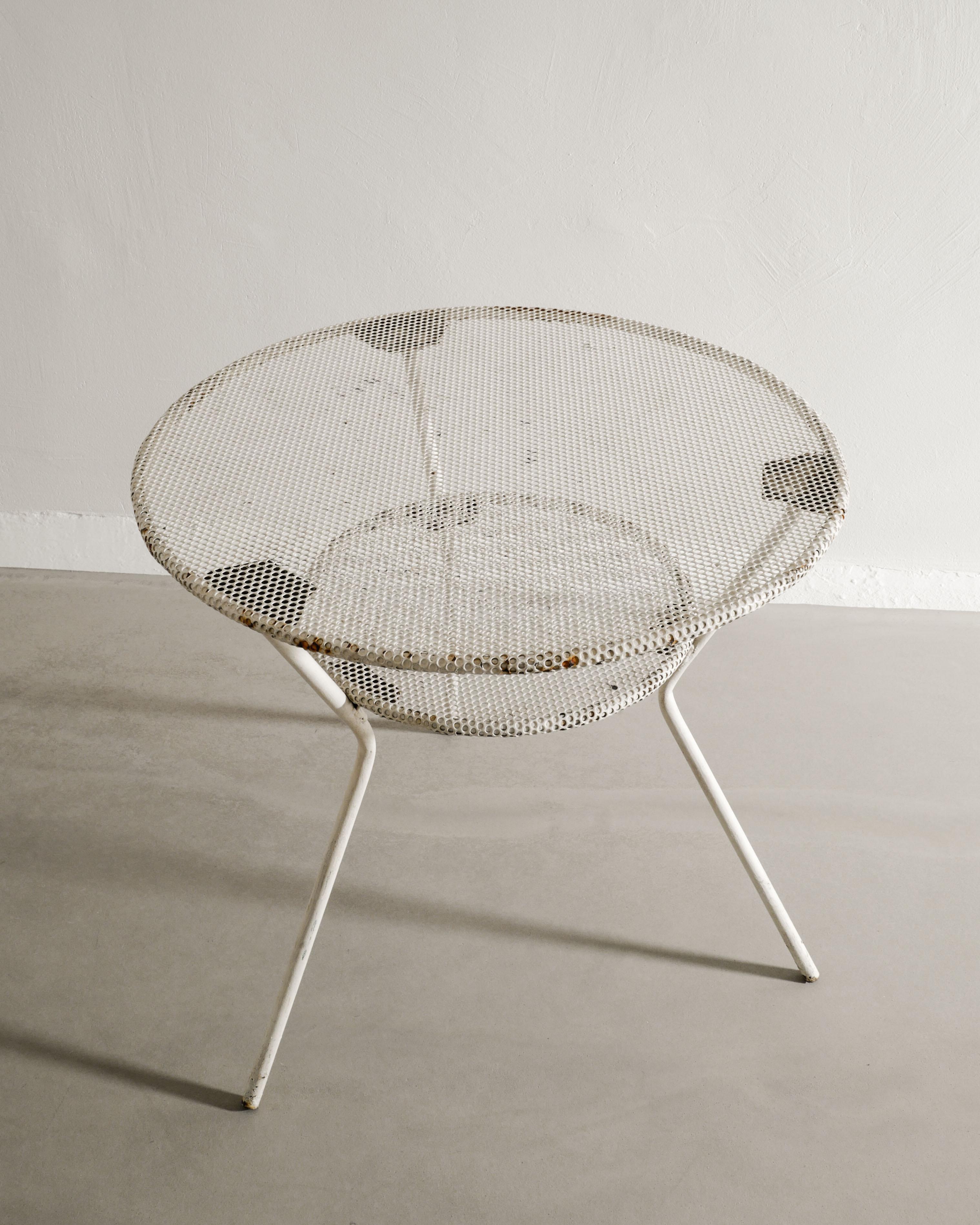 Mid Century Center Café Table in White Metal in style of Mathieu Matégot, 1950s  In Good Condition For Sale In Stockholm, SE
