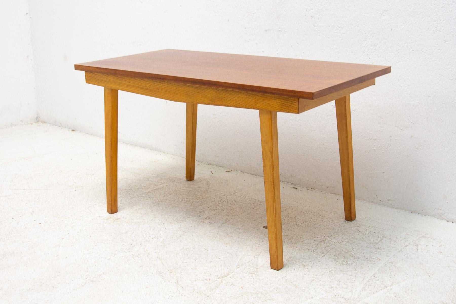 Mid-century low central table, made in the former Czechoslovakia in the 1960's.

It's made of beech wood and mahogany. In very good Vintage condition, showing signs of age and using.

Height: 56 cm

length: 100 cm

width: 49 cm.