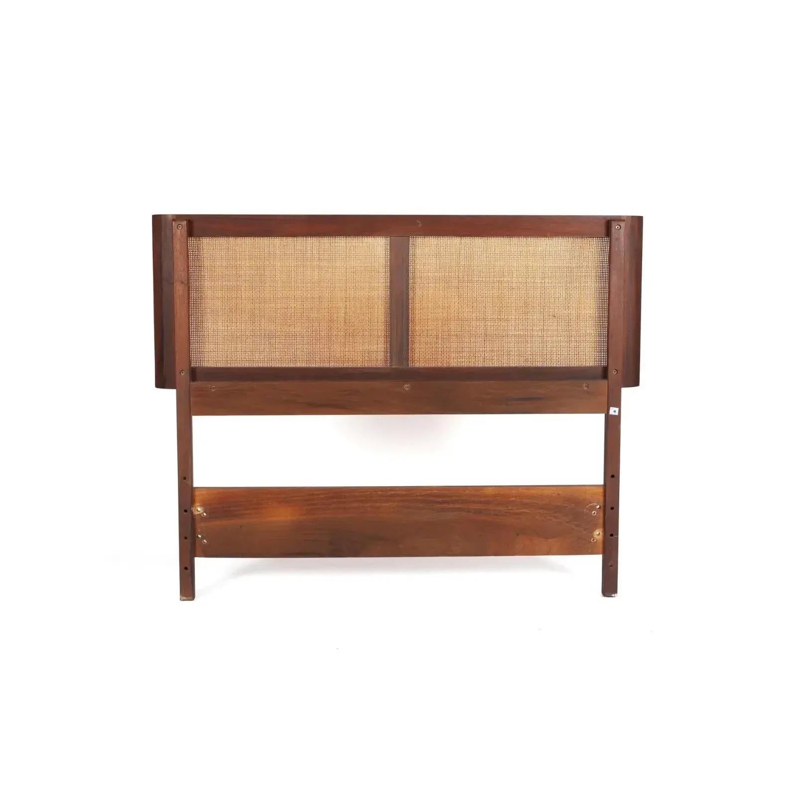 Paire de têtes de lit jumelles Mid Century créées par le célèbre designer David Parmelee. Elles sont constituées de panneaux de canne tressée encastrés dans les cadres de la tête de lit. Ils ont été fabriqués pour Founders Furniture.