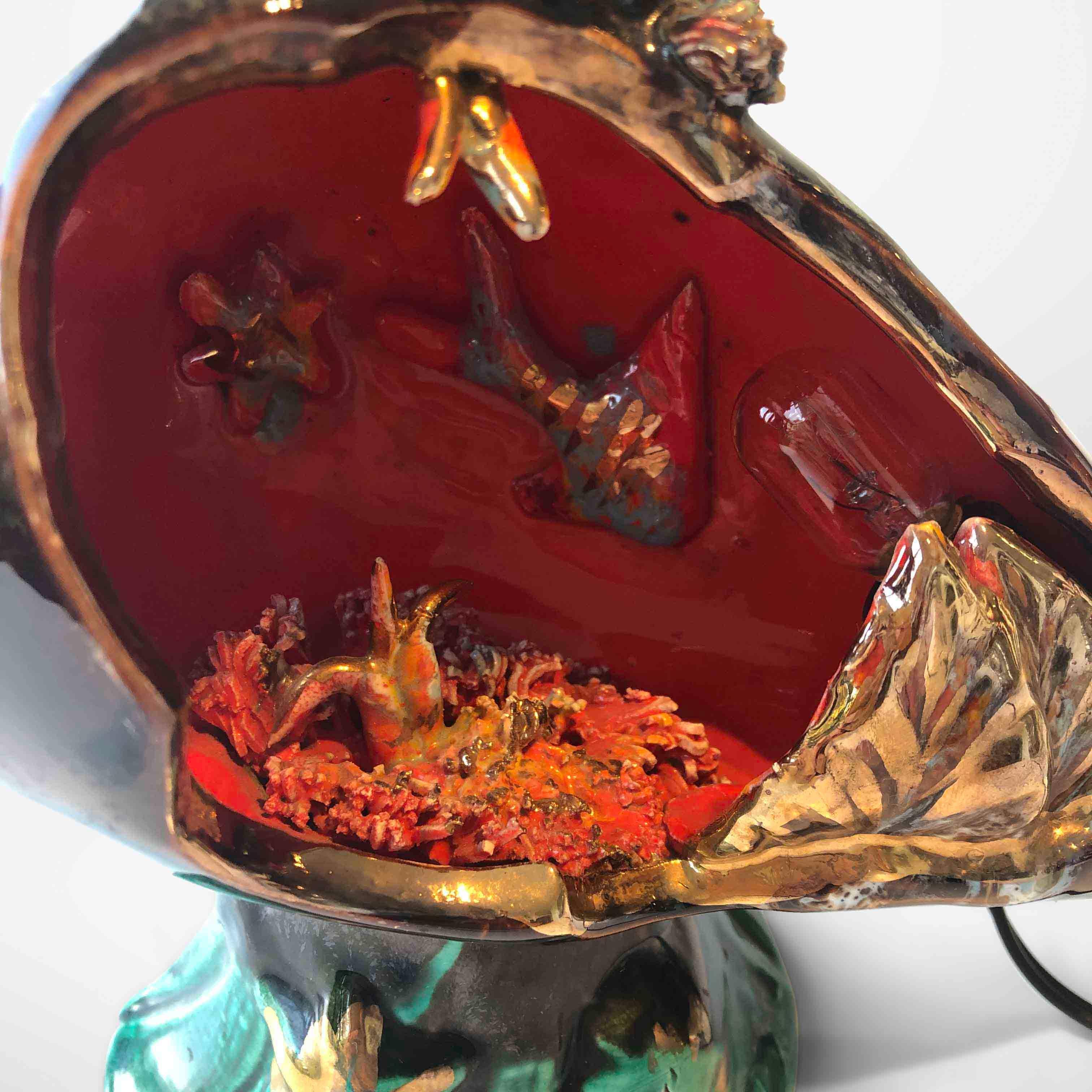 Lampe amphore en céramique originale des années 1950 par Vallauris. Ce type de lampe de table existe dans de nombreuses versions, toutes avec des poissons, des coquillages, des crustacés et des étoiles de mer. Des couleurs vives avec des détails