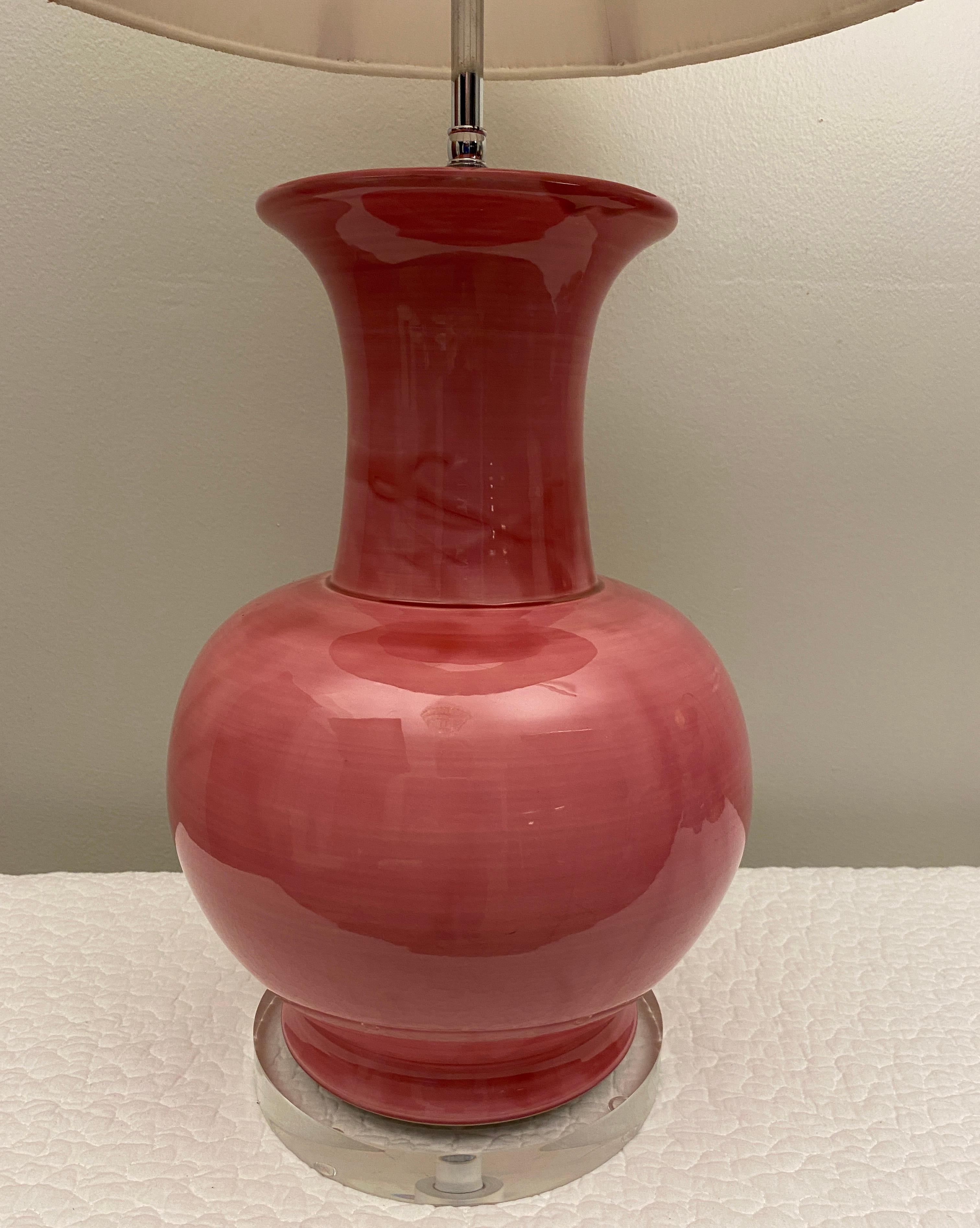Moderne Lampe de bureau française en céramique et lucite à base rose et transparente  en vente