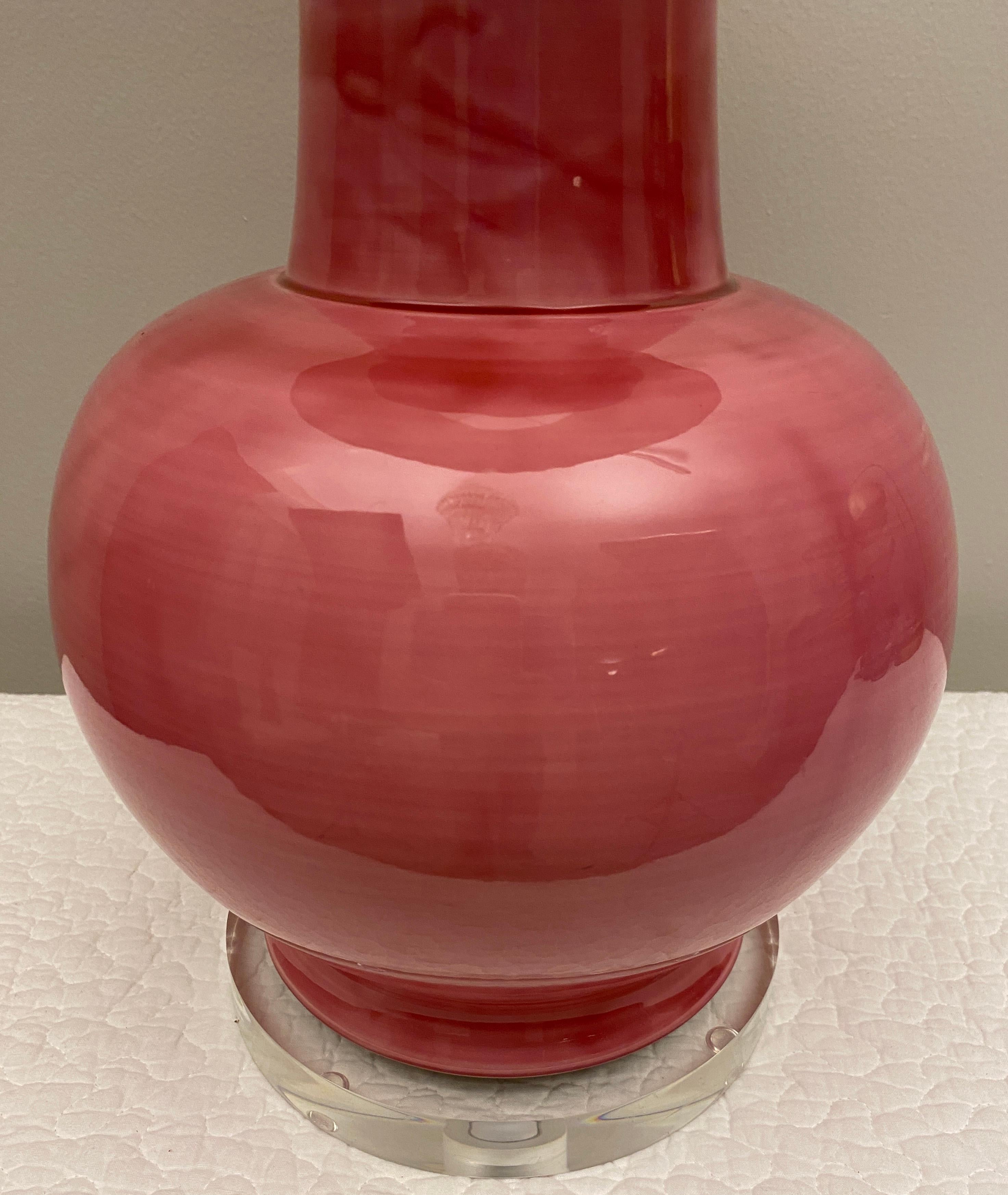 Français Lampe de bureau française en céramique et lucite à base rose et transparente  en vente