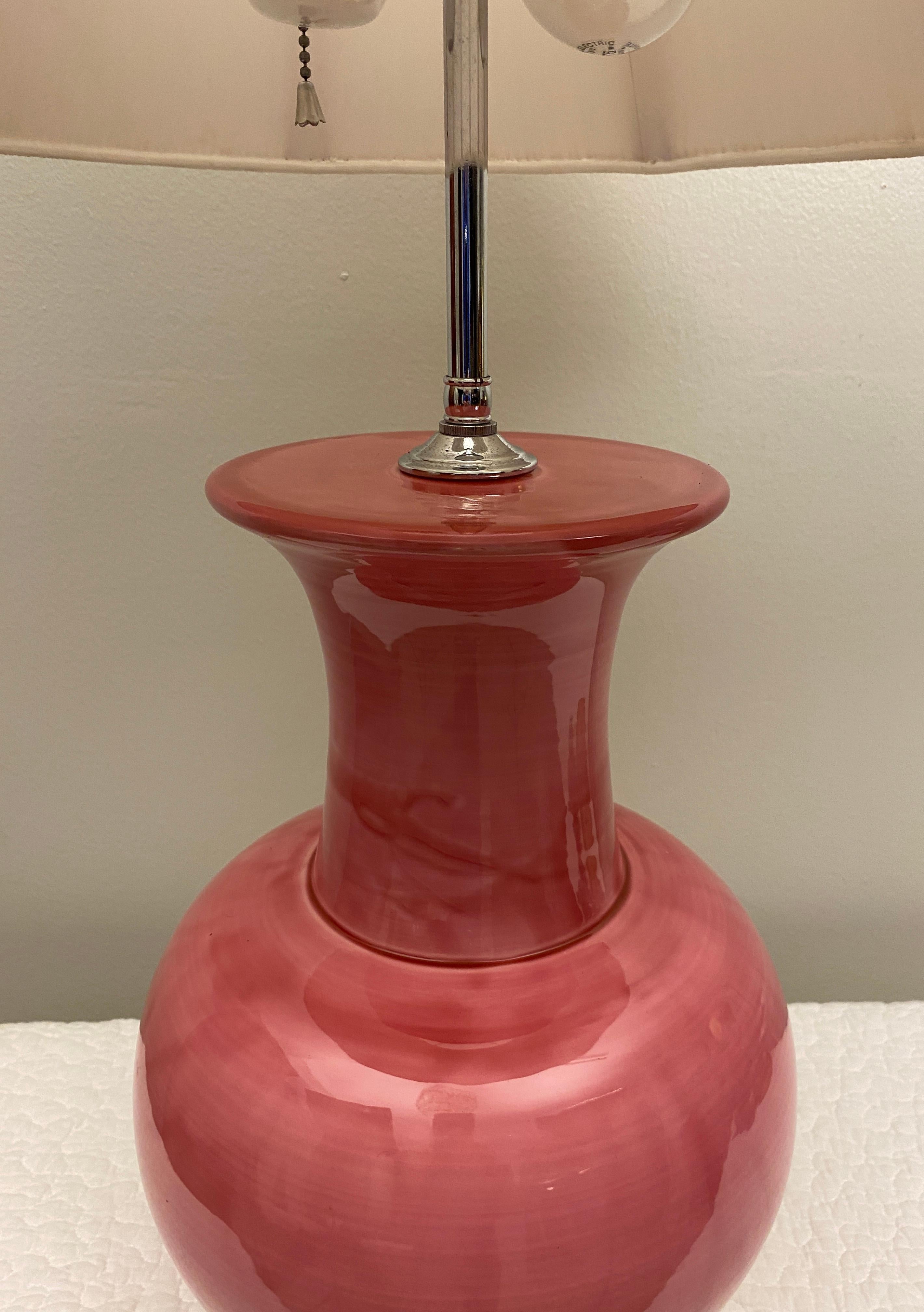 Lampe de bureau française en céramique et lucite à base rose et transparente  Bon état - En vente à Miami, FL