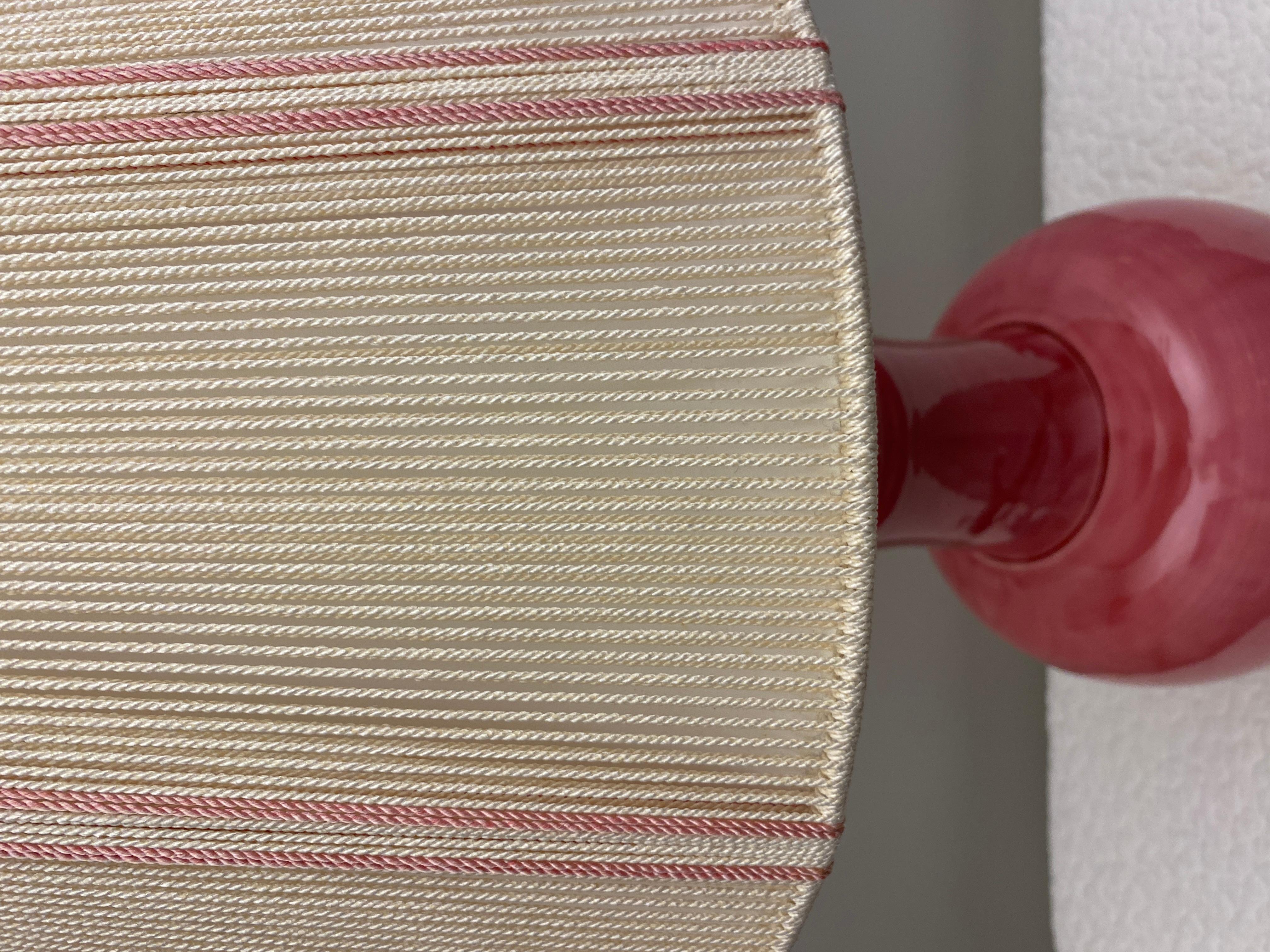 Textile Lampe de bureau française en céramique et lucite à base rose et transparente  en vente