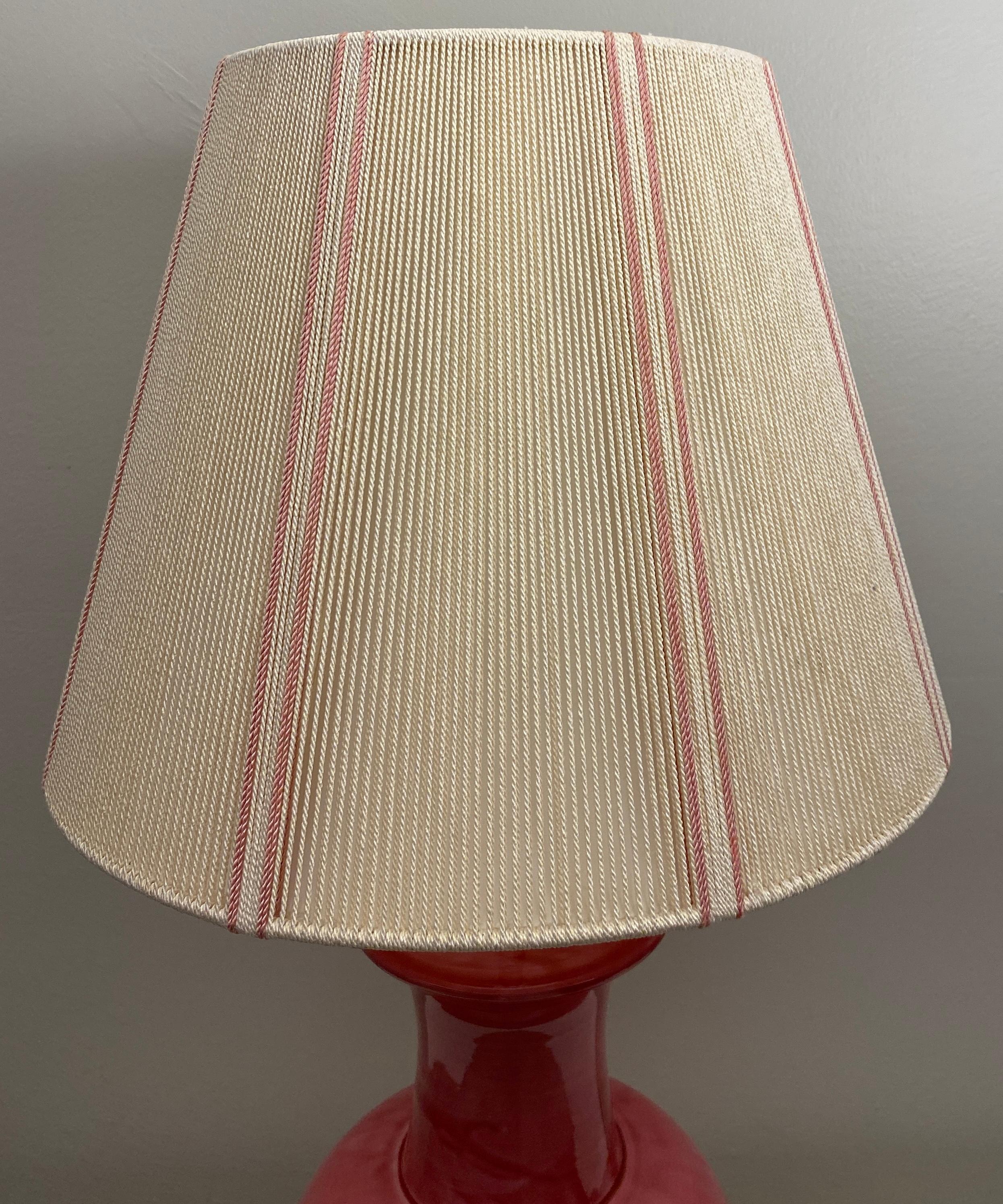 Lampe de bureau française en céramique et lucite à base rose et transparente  en vente 1