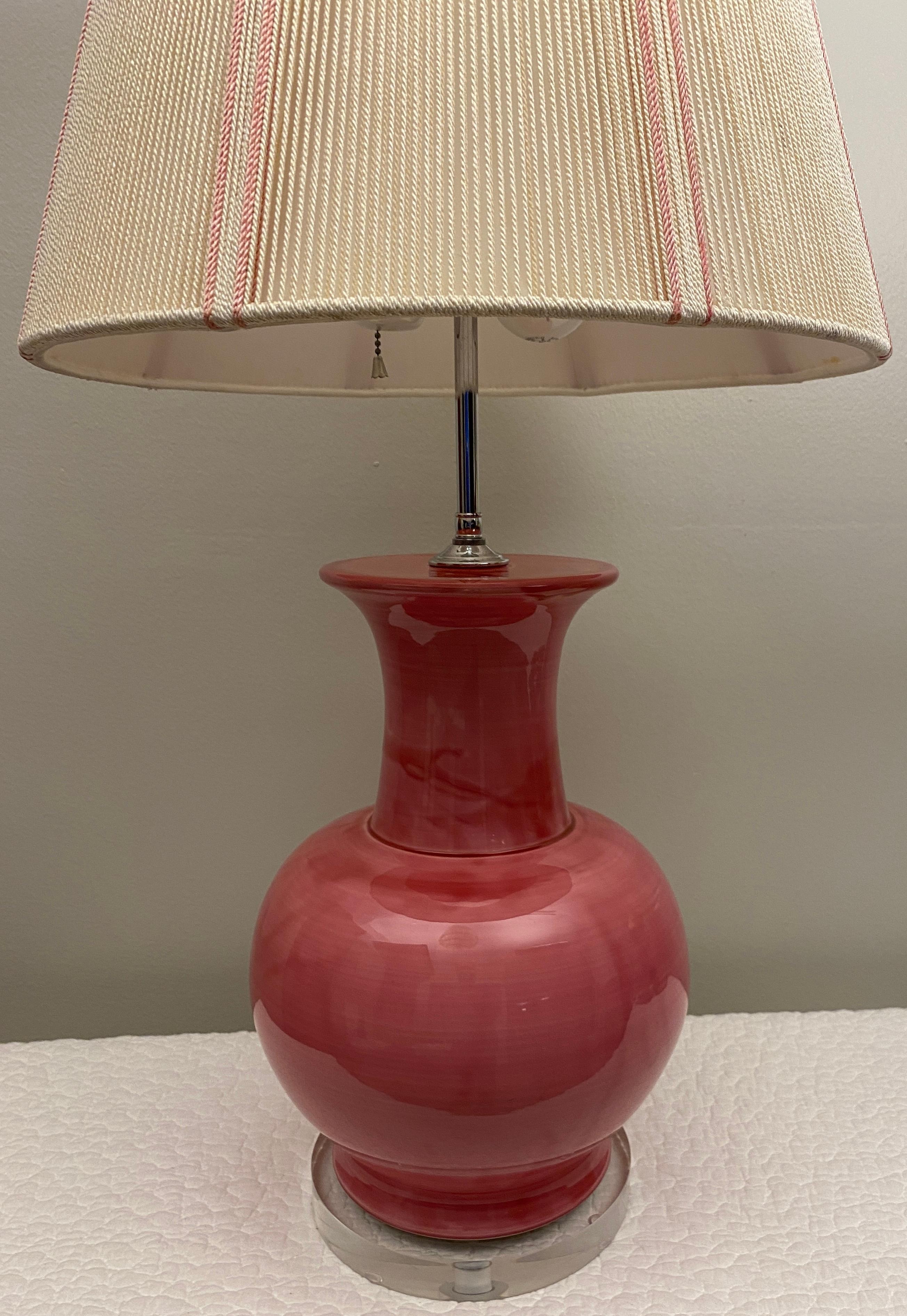 Lampe de bureau française en céramique et lucite à base rose et transparente  en vente 2