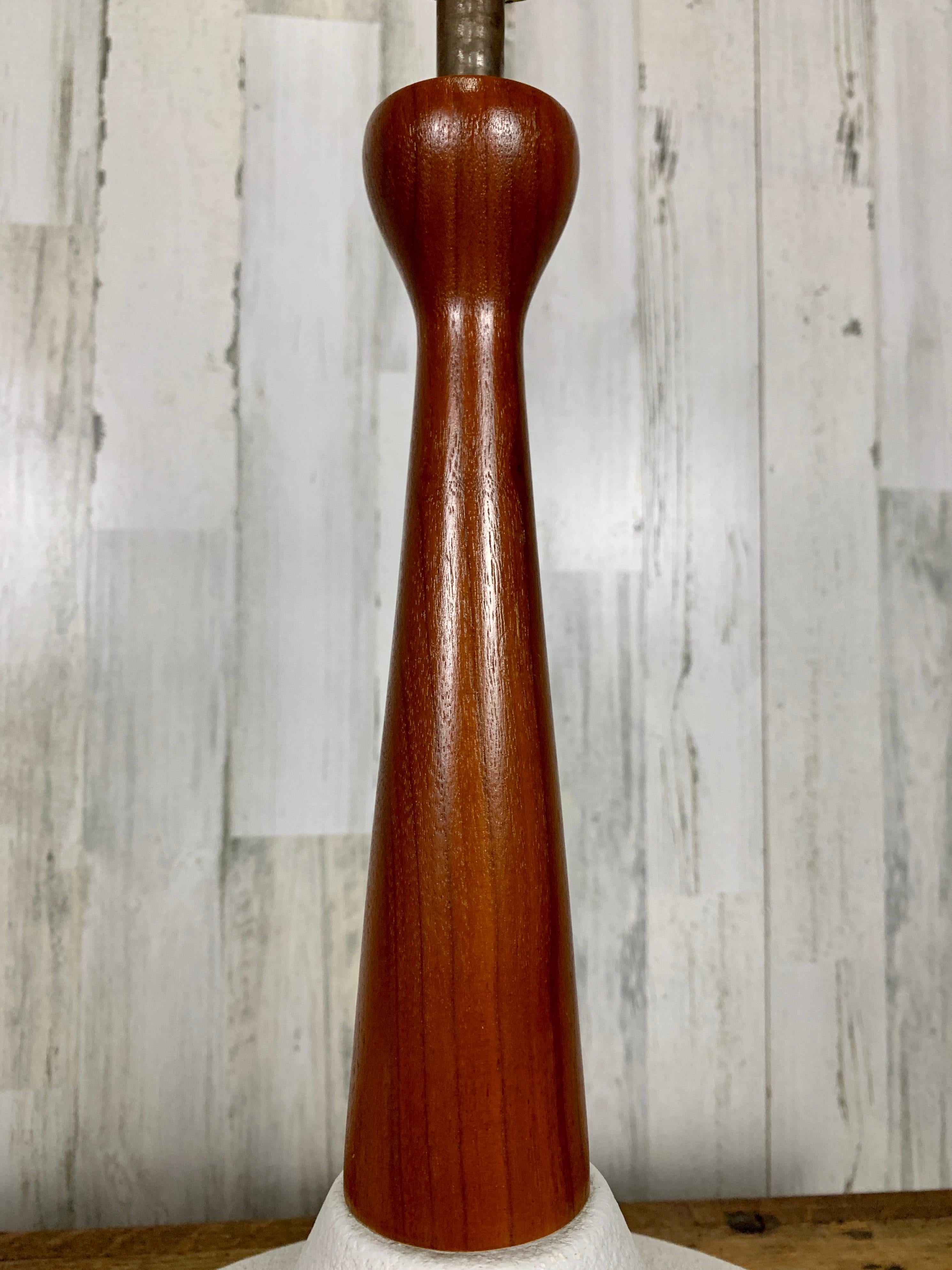 Lampes de table en céramique et noyer du milieu du siècle en vente 4