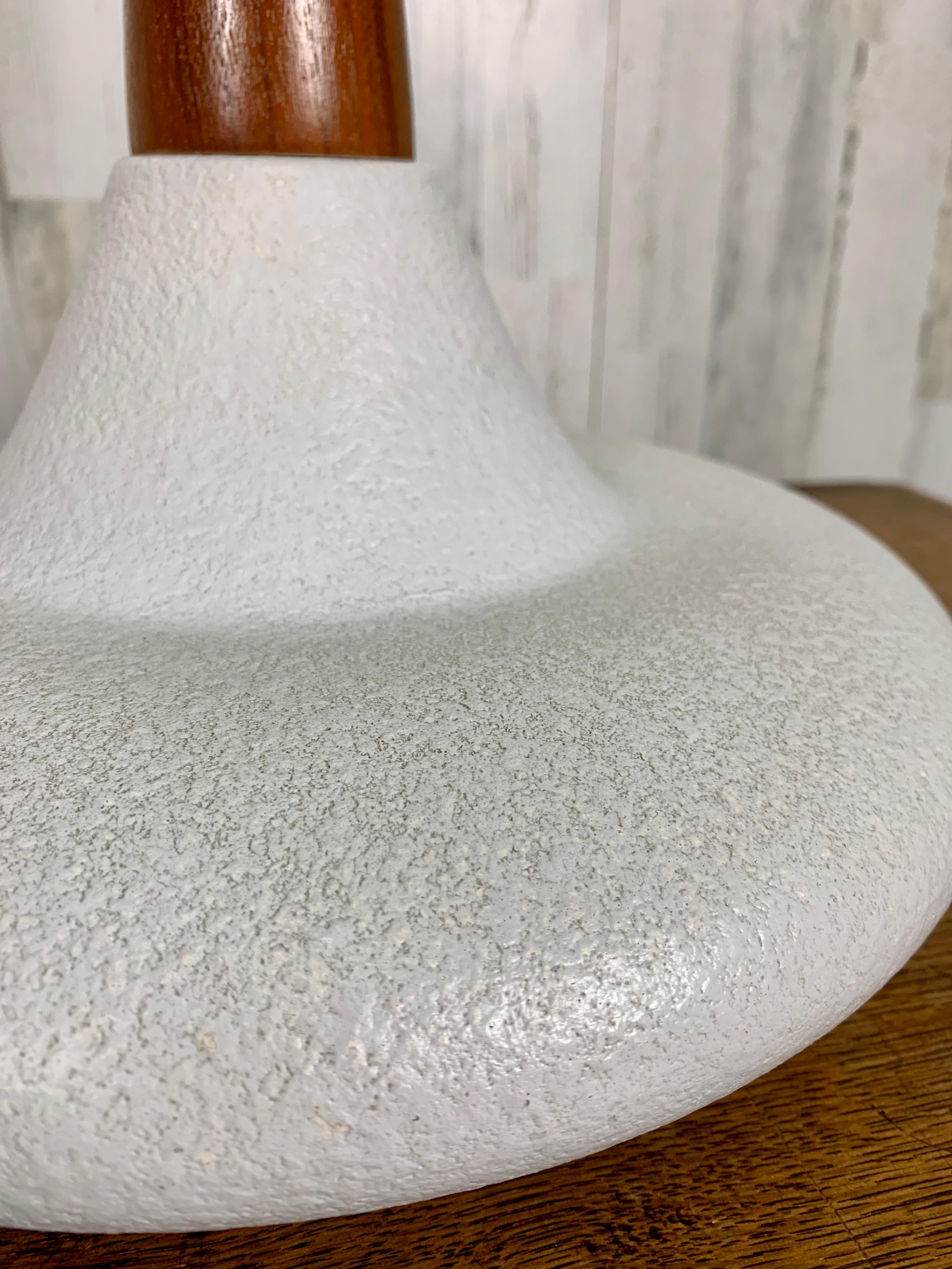 20ième siècle Lampes de table en céramique et noyer du milieu du siècle en vente