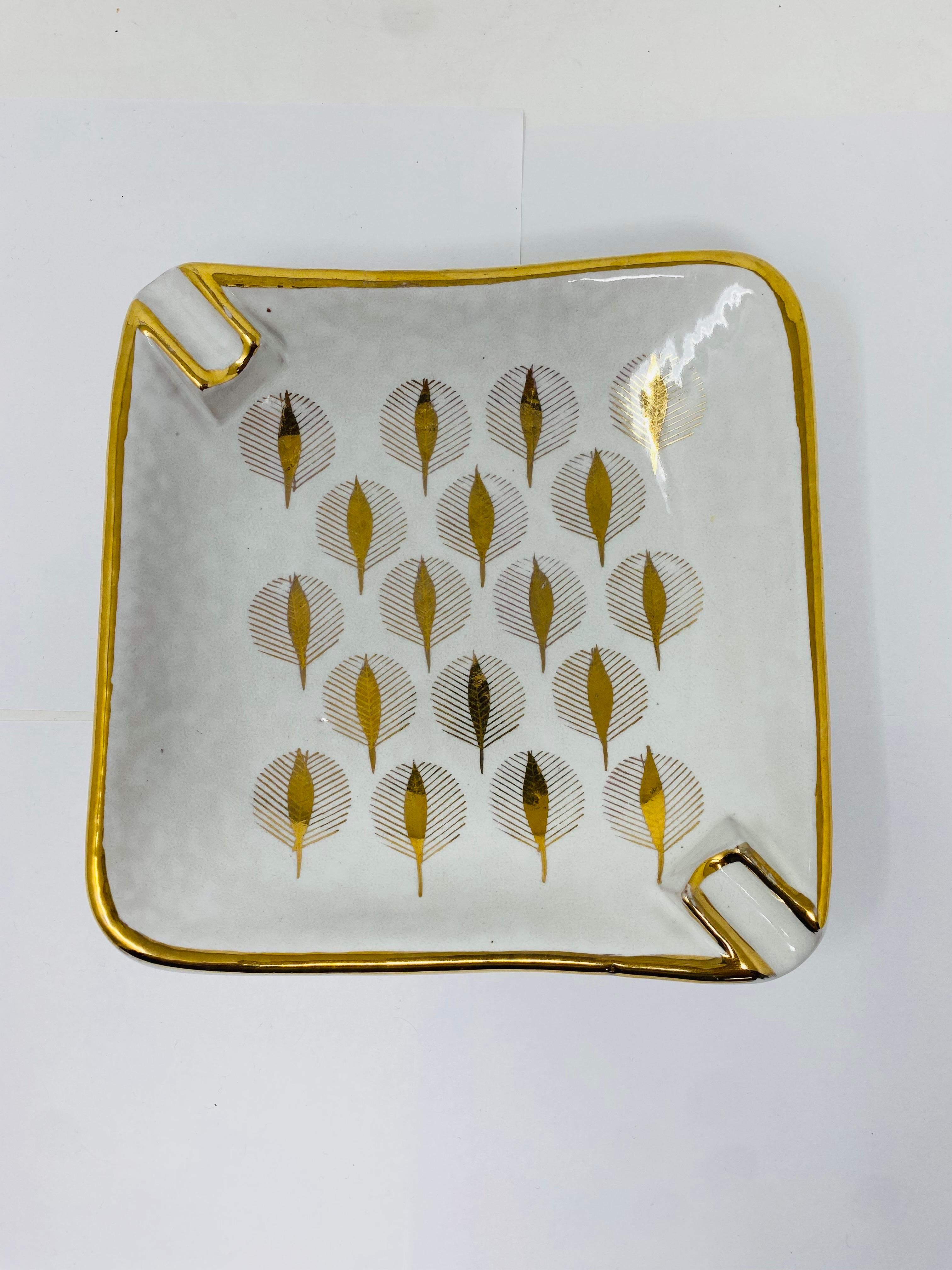 Cenicero de cerámica de mediados de siglo Diseño en pan de oro Firmado Italia Cerámico en venta