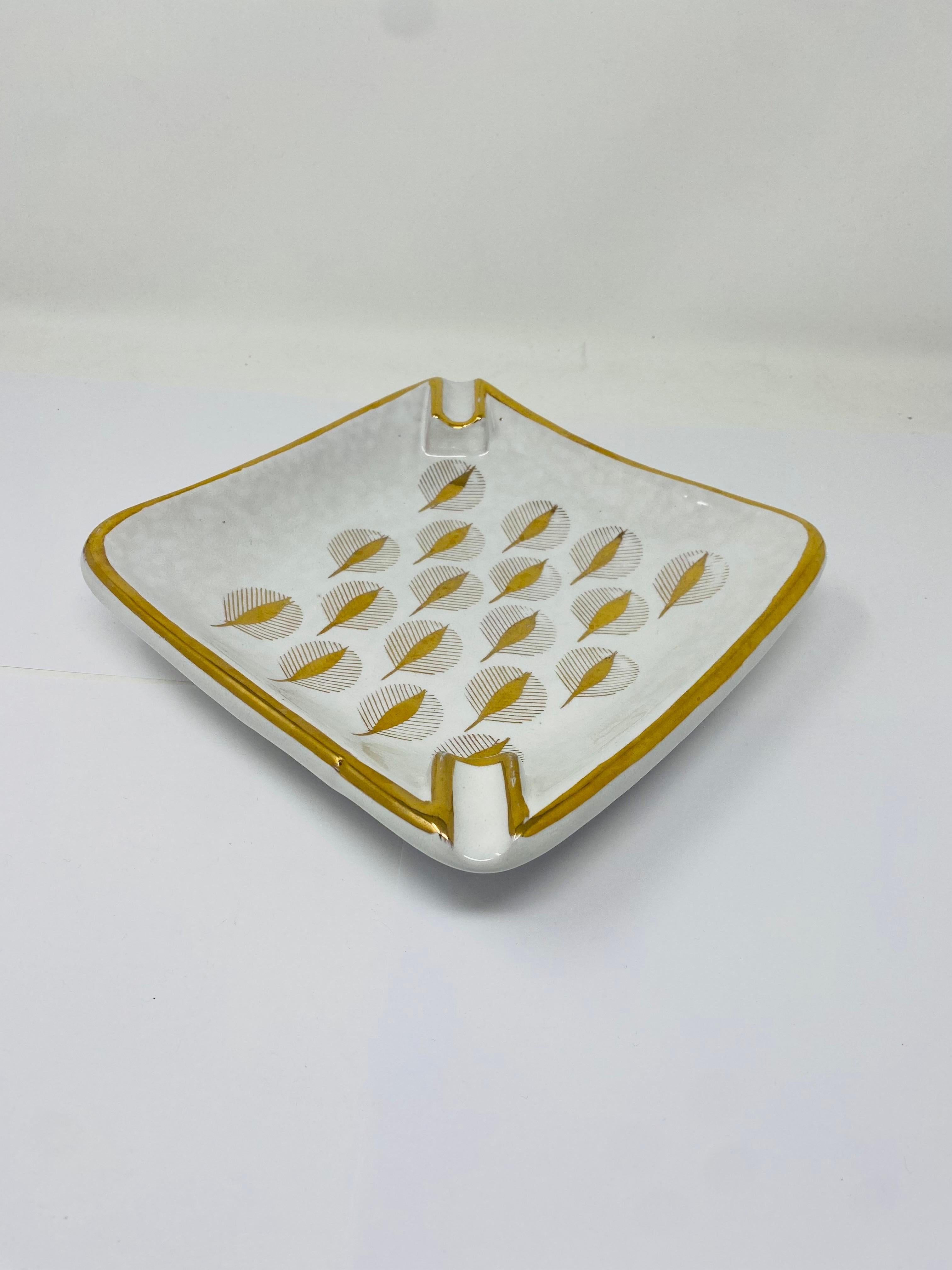 Cenicero de cerámica de mediados de siglo Diseño en pan de oro Firmado Italia en venta 1